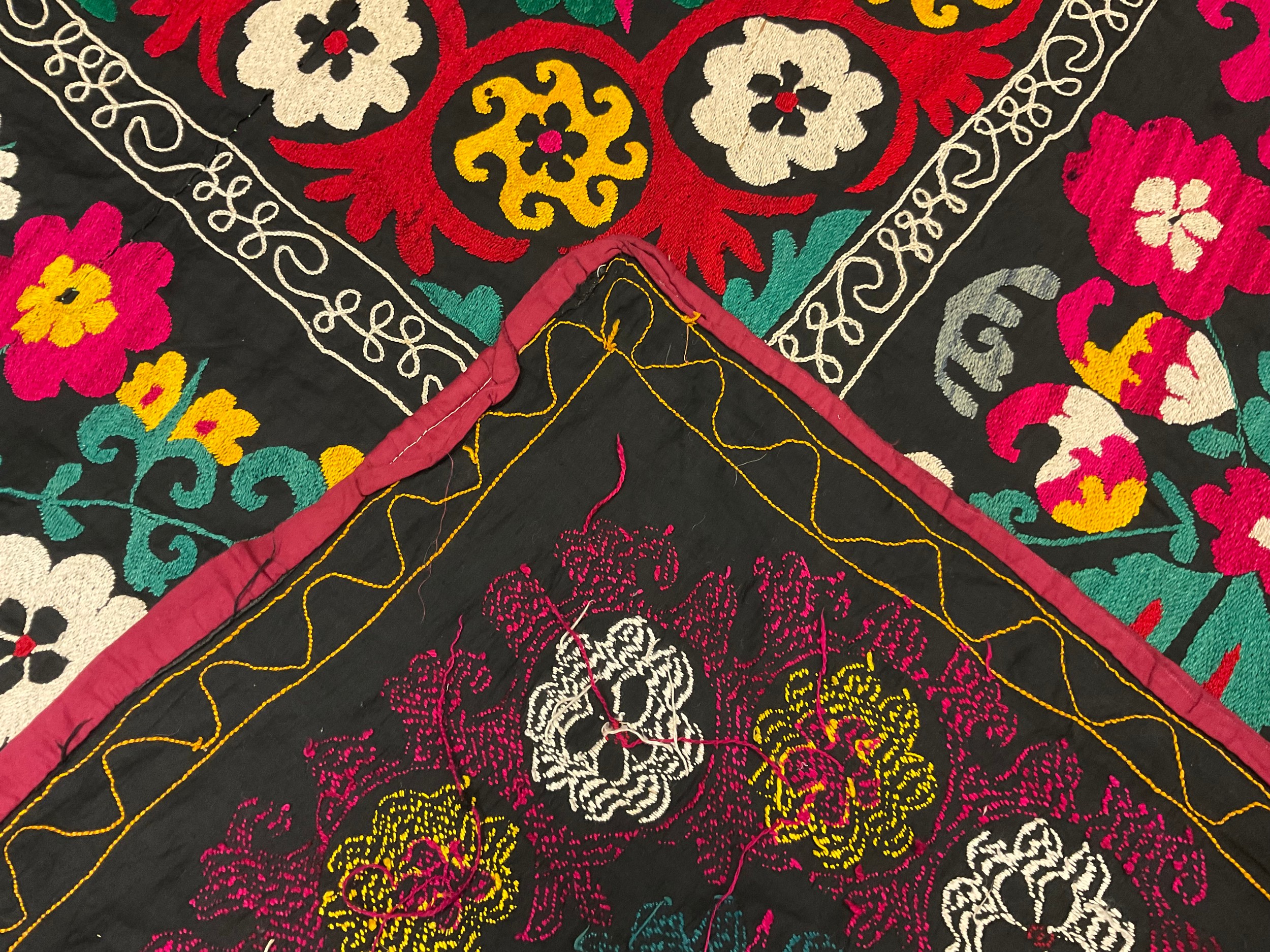 An Uzbek Suzani textile wall-hanging / throw, the bright and colourful Suzan needle-work depicting - Bild 2 aus 2