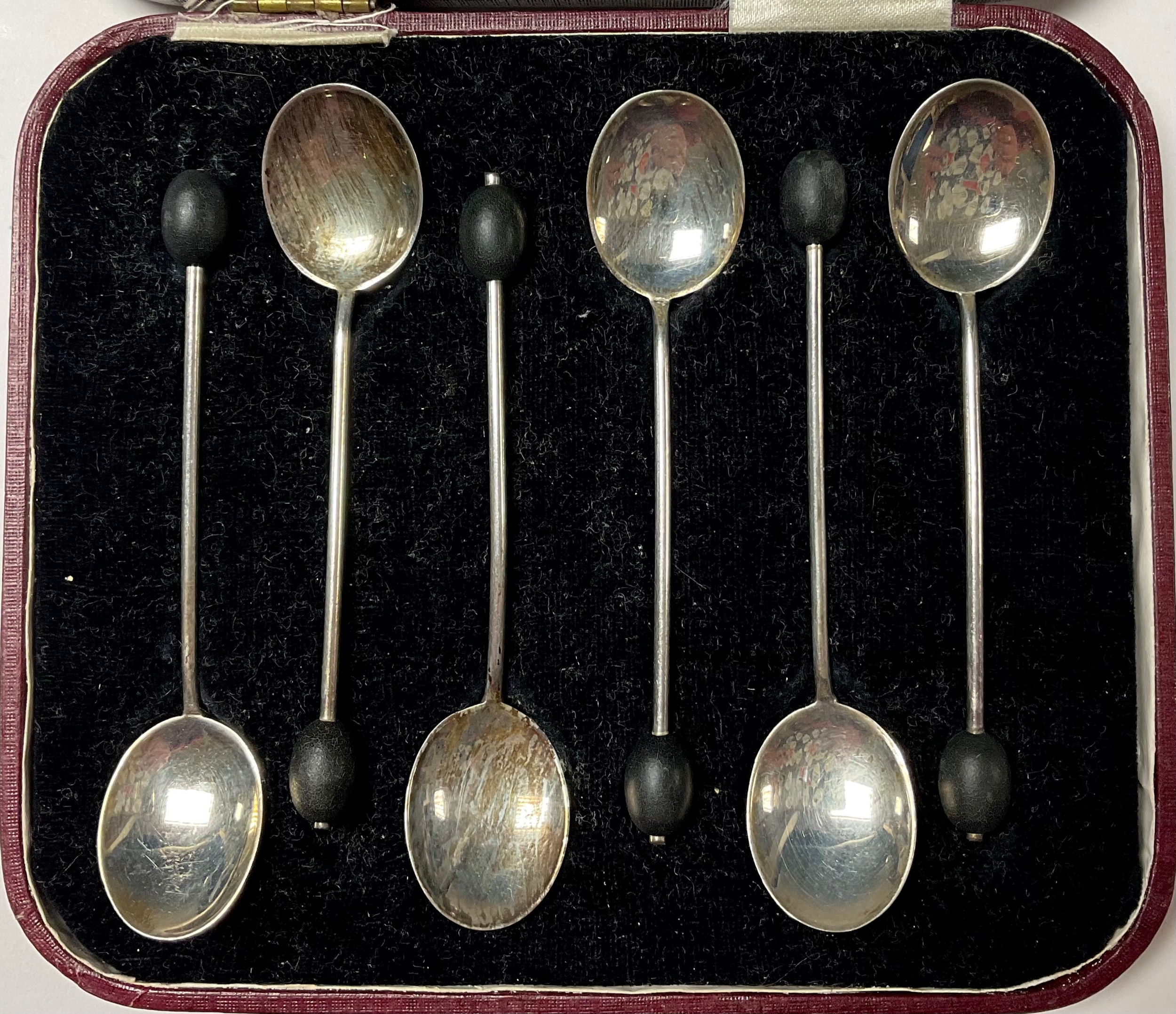 A set of six George V silver bean end coffee spoons, Sheffield 1928, cased - Image 2 of 2