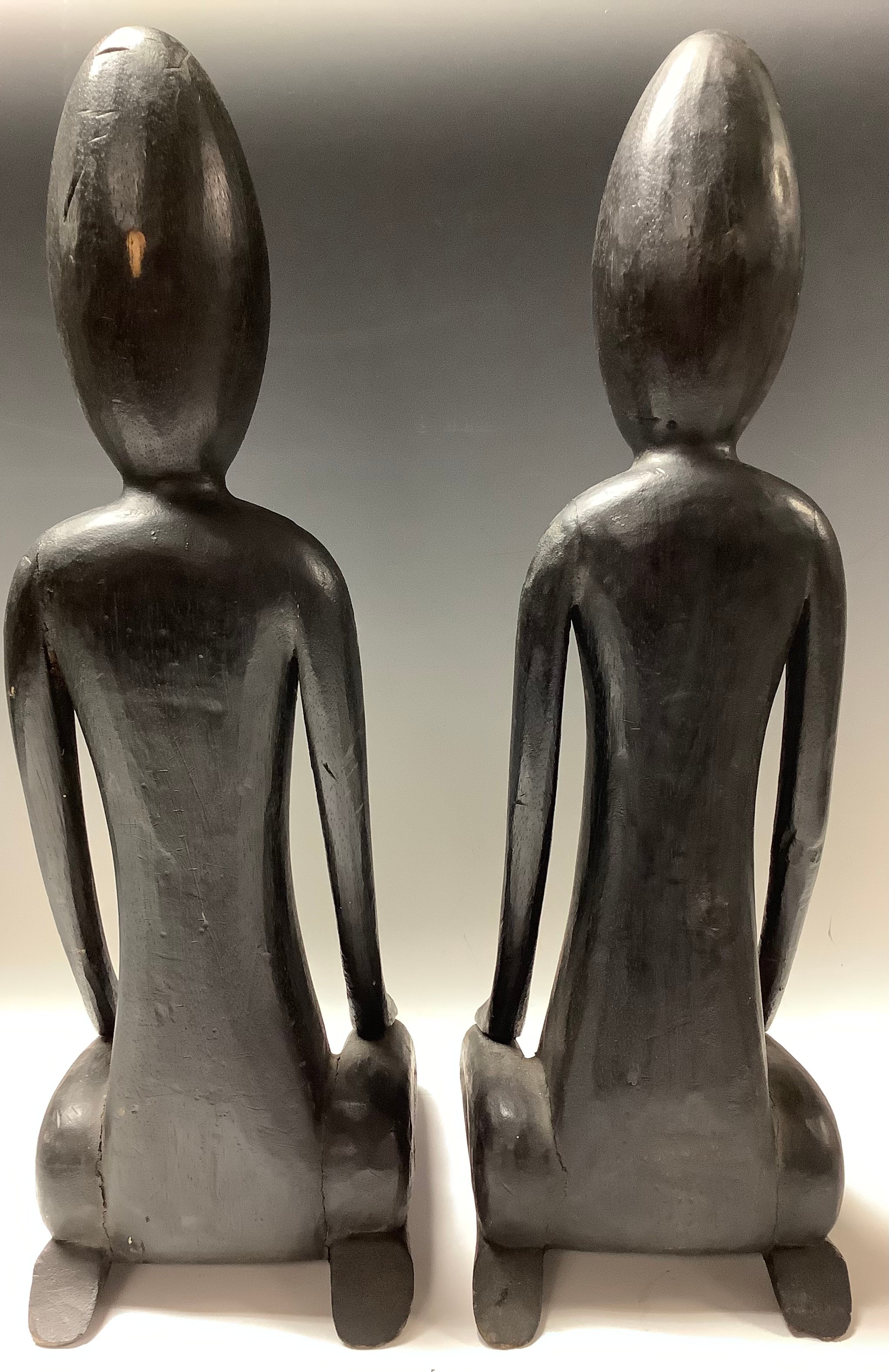 African Art - a pair of ebonised stylised figrues, kneeling, 51cm high - Bild 3 aus 3