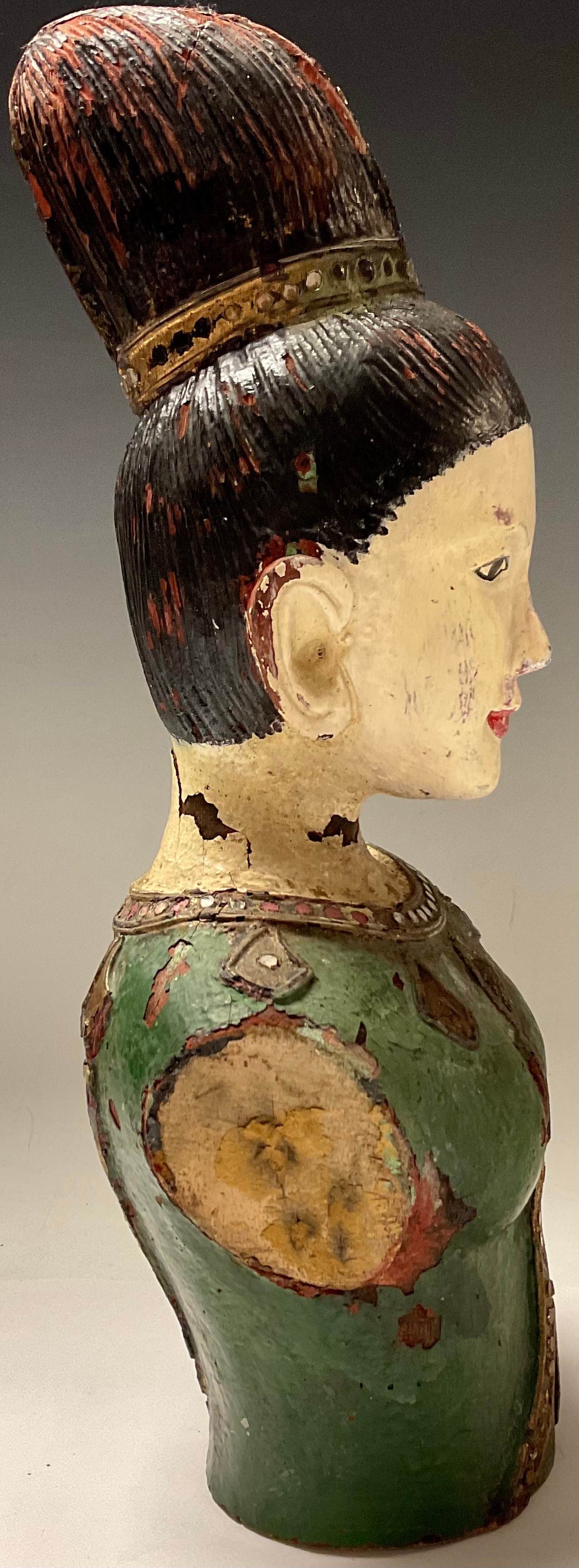 A painted carved wooden bust of an Asian lady, 42cm high - Bild 2 aus 3