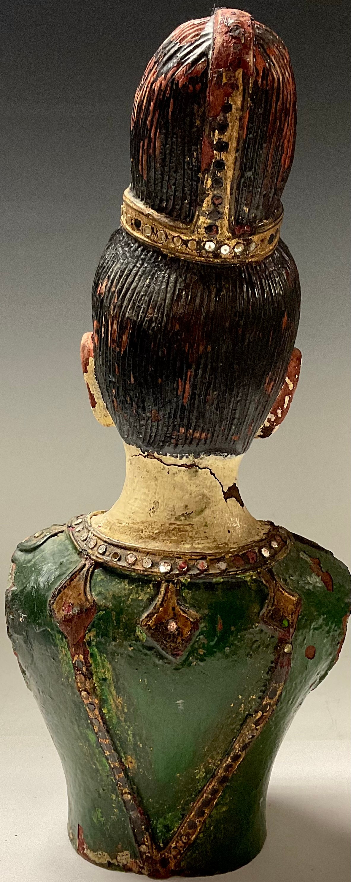 A painted carved wooden bust of an Asian lady, 42cm high - Bild 3 aus 3