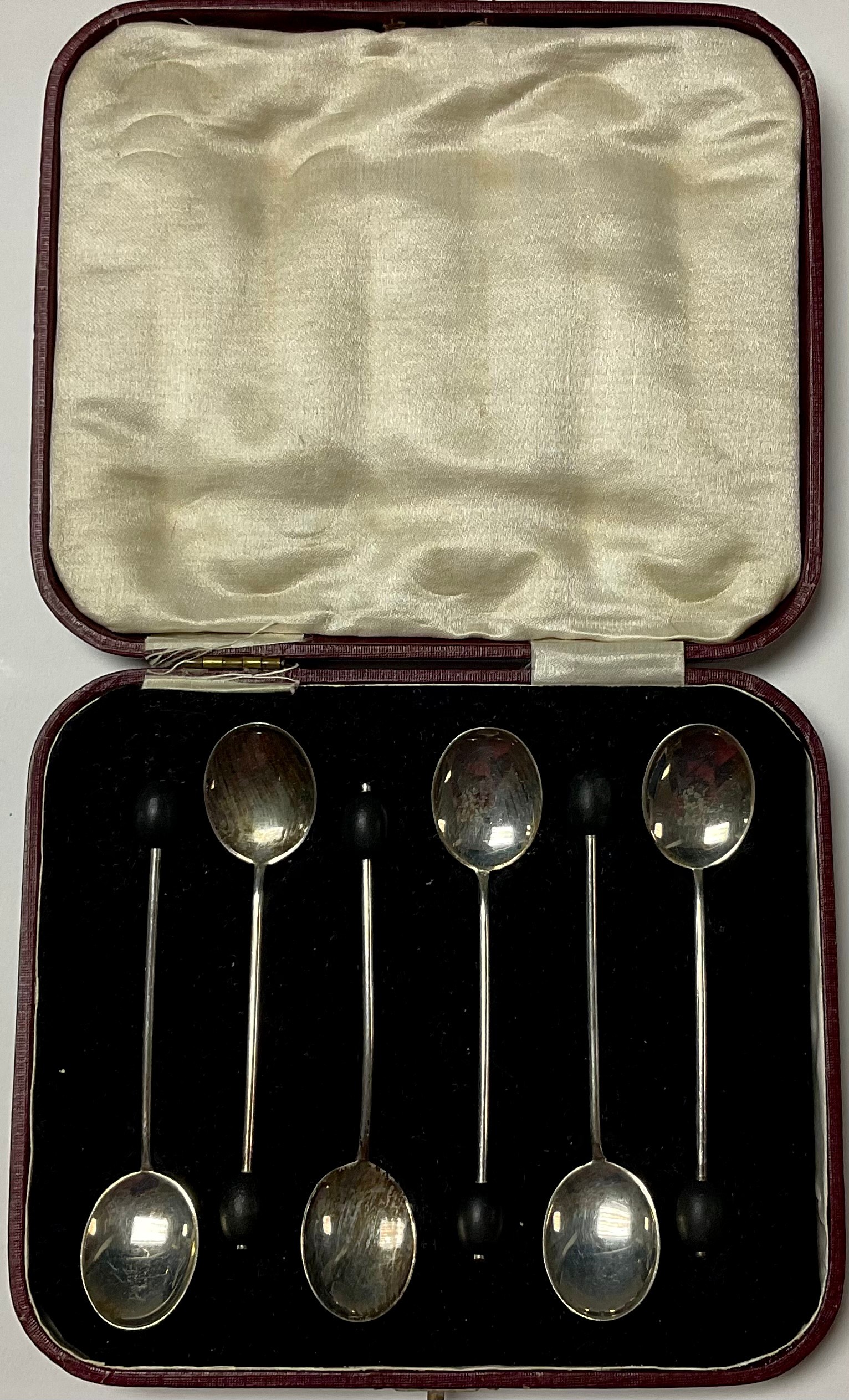 A set of six George V silver bean end coffee spoons, Sheffield 1928, cased
