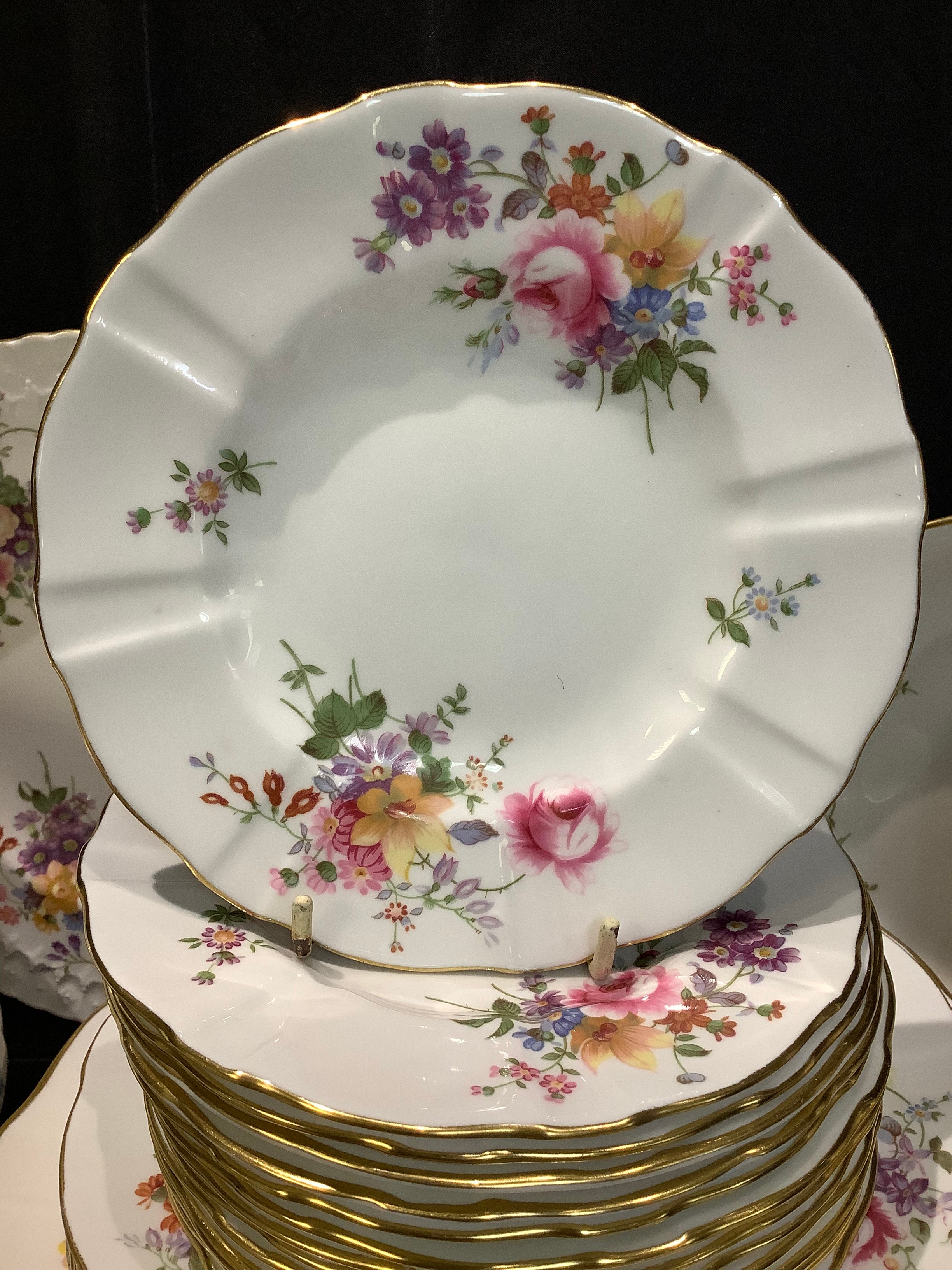 An extensive Royal Crown Derby Posies pattern dinner and tea service, comprising vegetable dishes, - Bild 2 aus 4