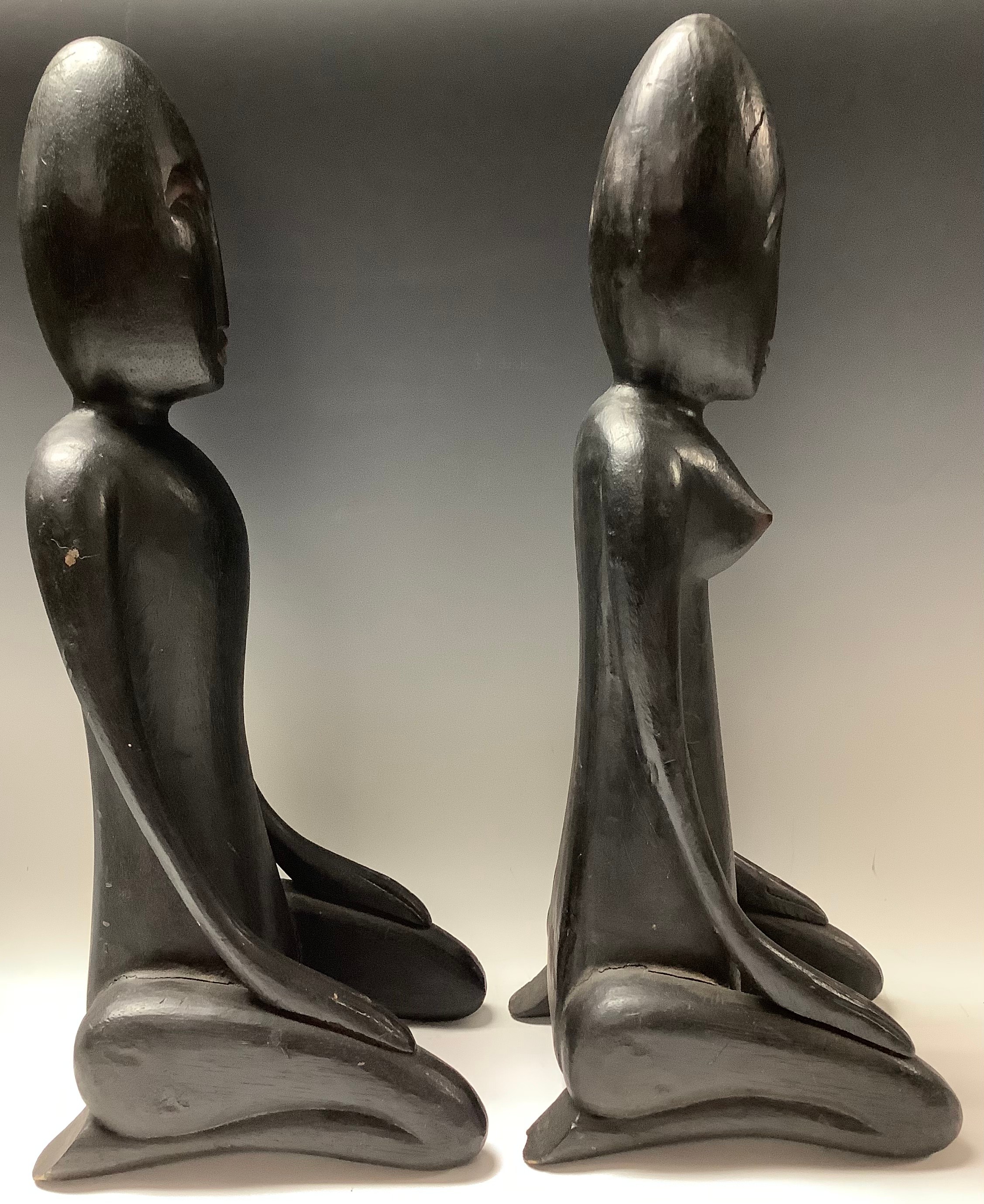 African Art - a pair of ebonised stylised figrues, kneeling, 51cm high - Bild 2 aus 3