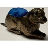 An Edwardian silver cat pincushion, 7.5cm wide, Adie & Lovekin Ltd, Birmingham 1908