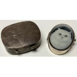 A silver novelty pill box, hinged cover with a cameo portrait of a cat; a silver rounded rectangular