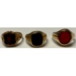 A Victorian 9ct rose gold shield shaped signet ring, set with a bloodstone, size Q, Birmingham 1865,