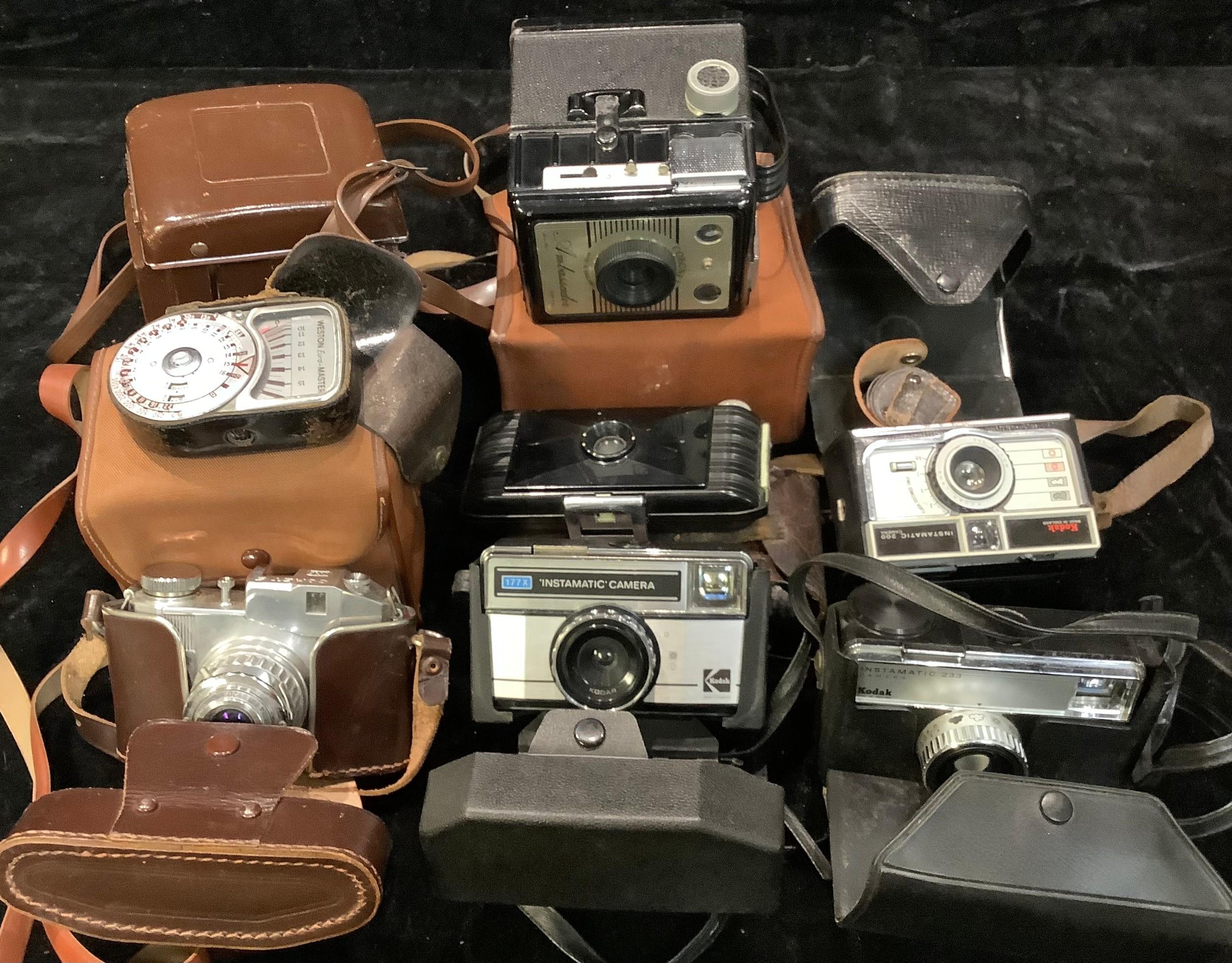 Photographic Equipment - a Yashica-Mat EM TLR camera, serial number 4121788; a Benchini Comet 5