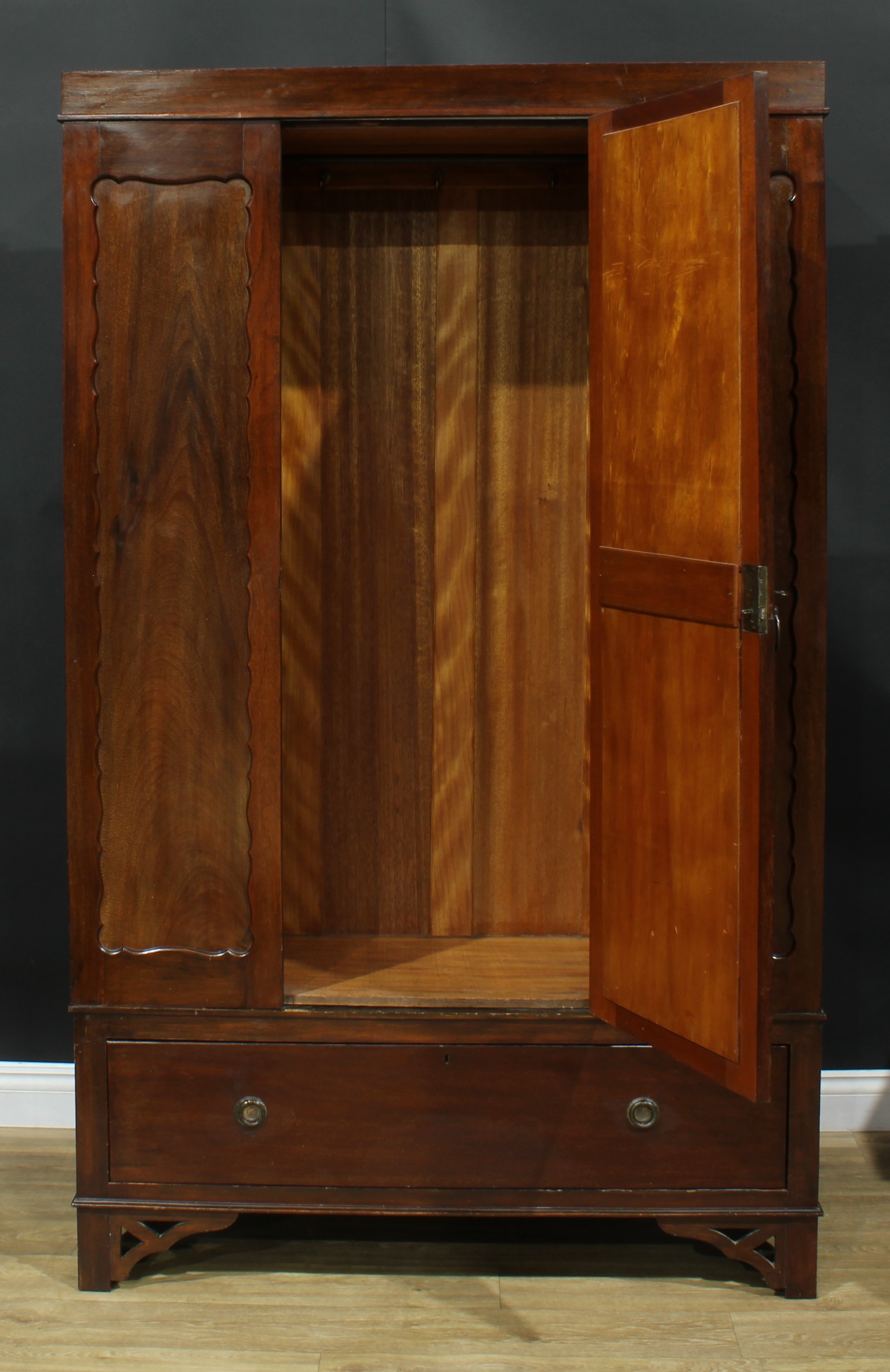 A mahogany bedroom suite, comprising wardrobe, 197cm high, 121cm wide, 46.5cm deep and dressing - Image 3 of 7