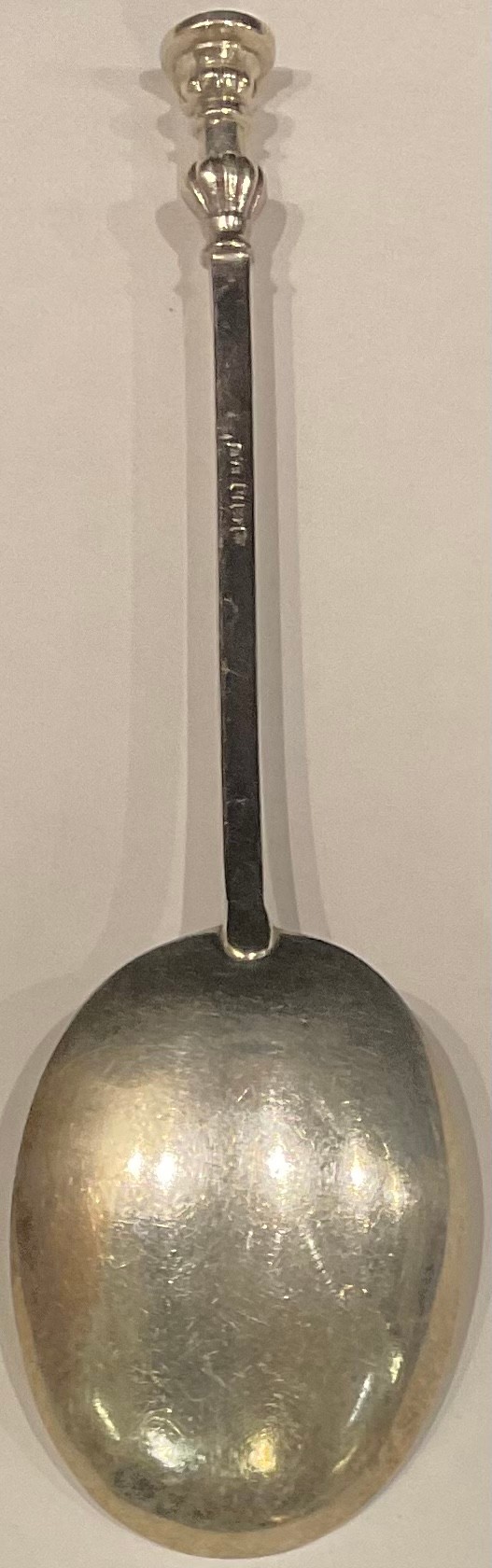 An Elizabeth 1 style seal top spoon, 19cm, Sheffield 1925, 63.5g - Image 2 of 2