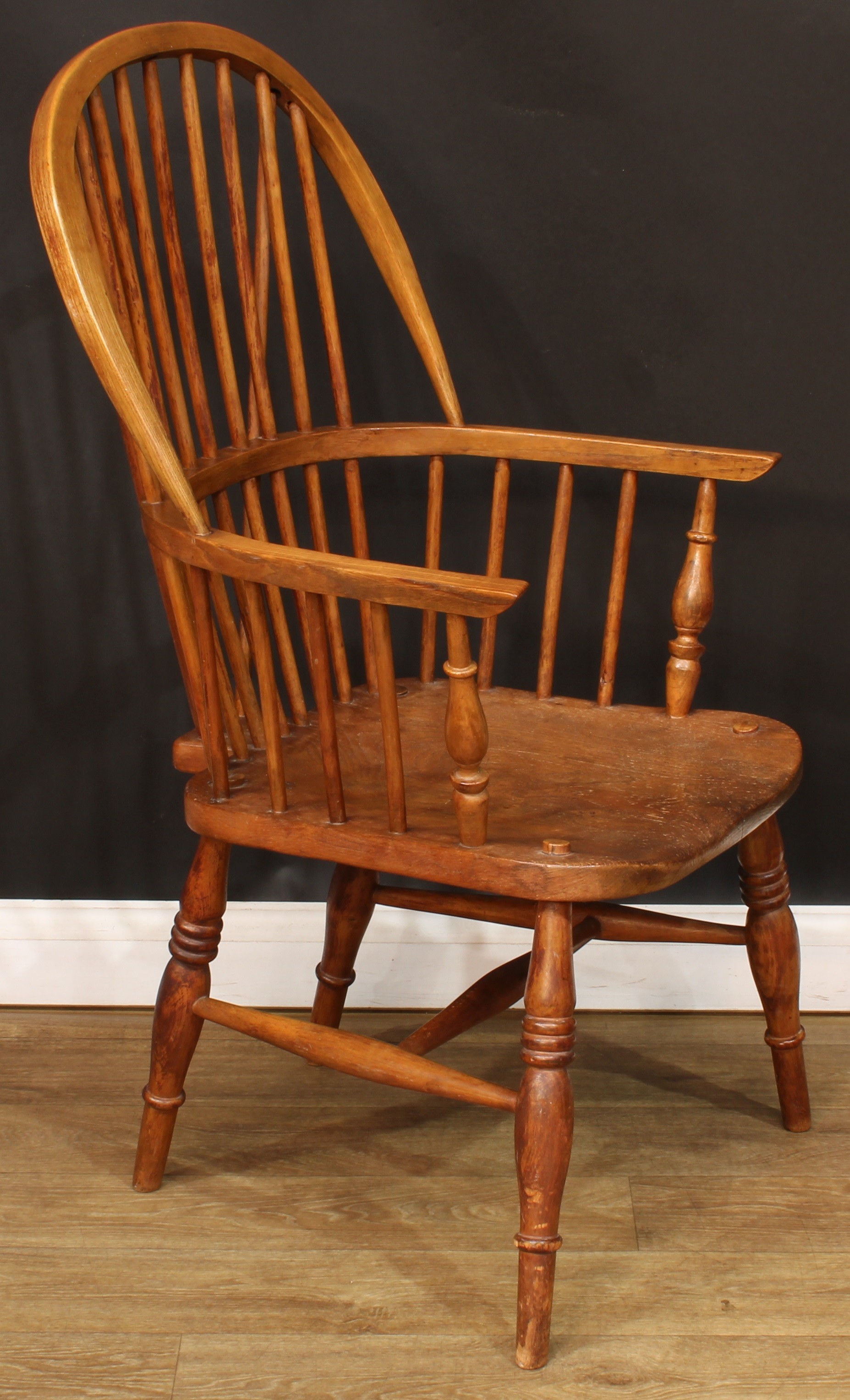 A beech and elm Windsor elbow chair, hoop back, one-piece mid-rail, turned arm posts, saddle seat, - Bild 2 aus 2