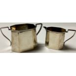 A Victorian octagonal silver cream jug and sucrier, Birmingham 1900, 136g (2)