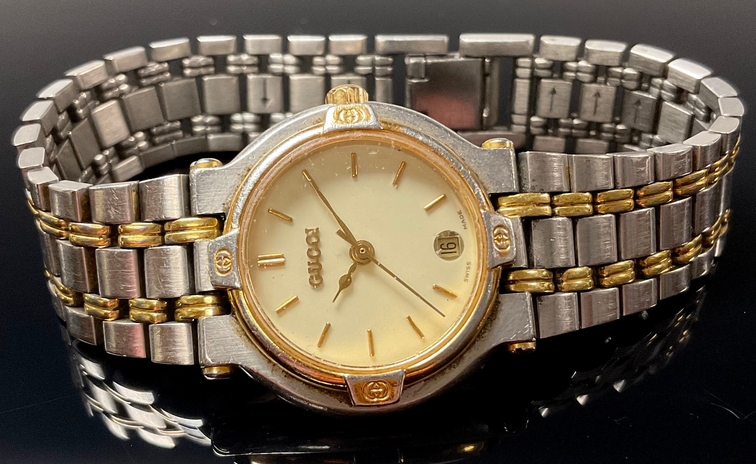 A lady's Gucci 9000 L stainless steel watch, baton indicators, date aperture, serial number 0034803,