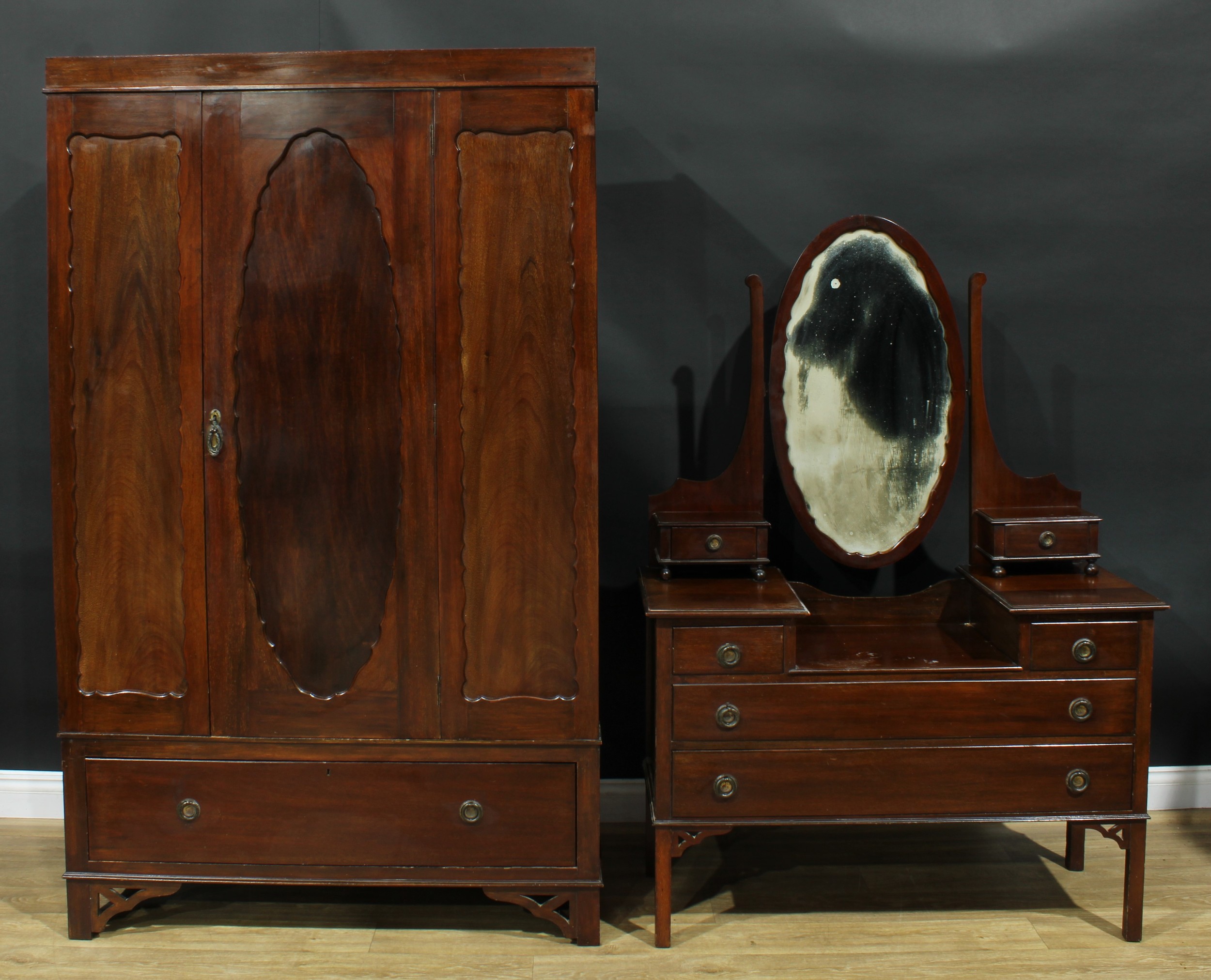 A mahogany bedroom suite, comprising wardrobe, 197cm high, 121cm wide, 46.5cm deep and dressing