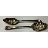 A pair of George IV silver berry spoons, London 1827, 122g