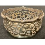 A silver sweetmeat bowl, pierced with scrolling foliage, Goldsmiths and Silversmiths Company, 10cm