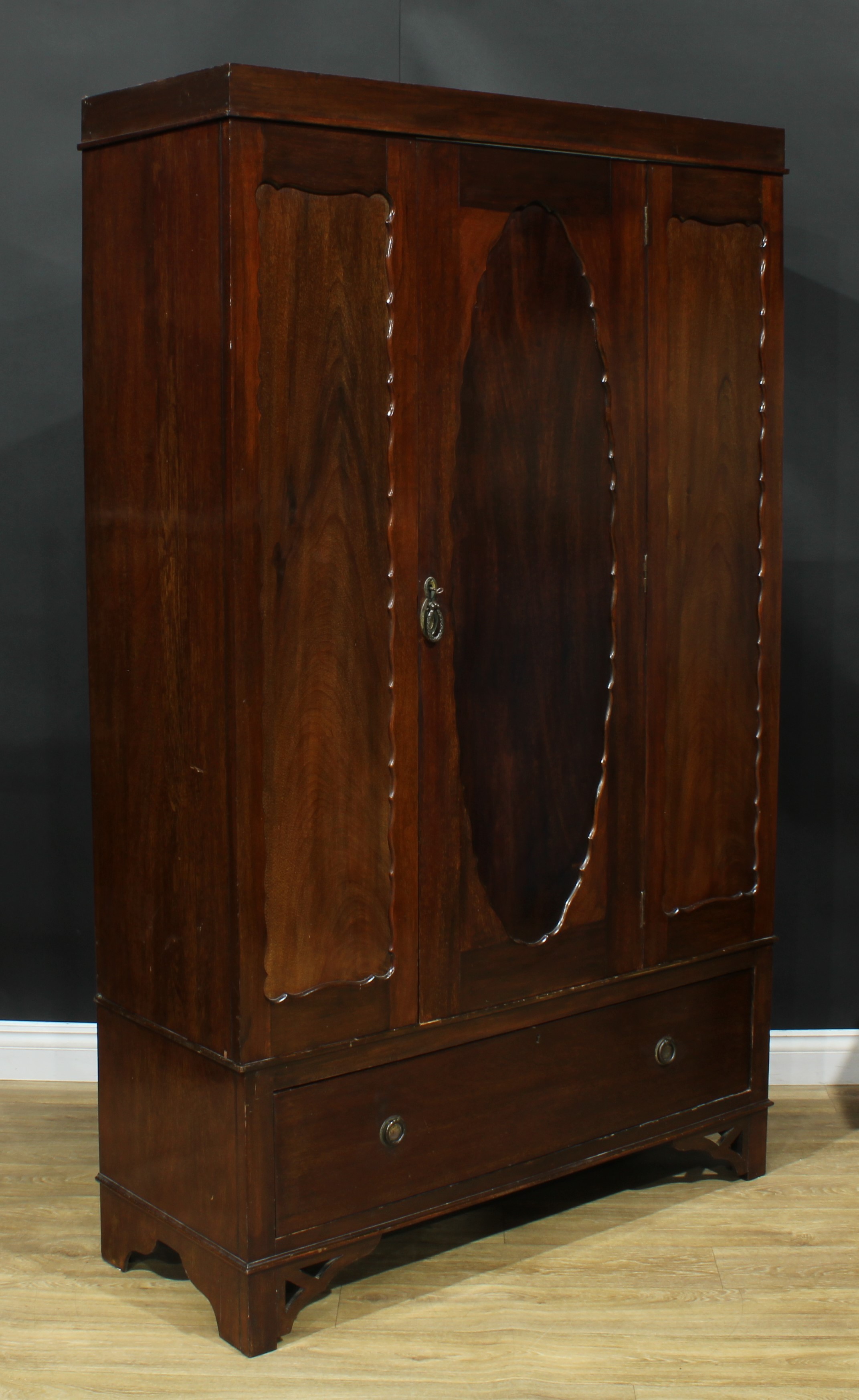 A mahogany bedroom suite, comprising wardrobe, 197cm high, 121cm wide, 46.5cm deep and dressing - Image 4 of 7