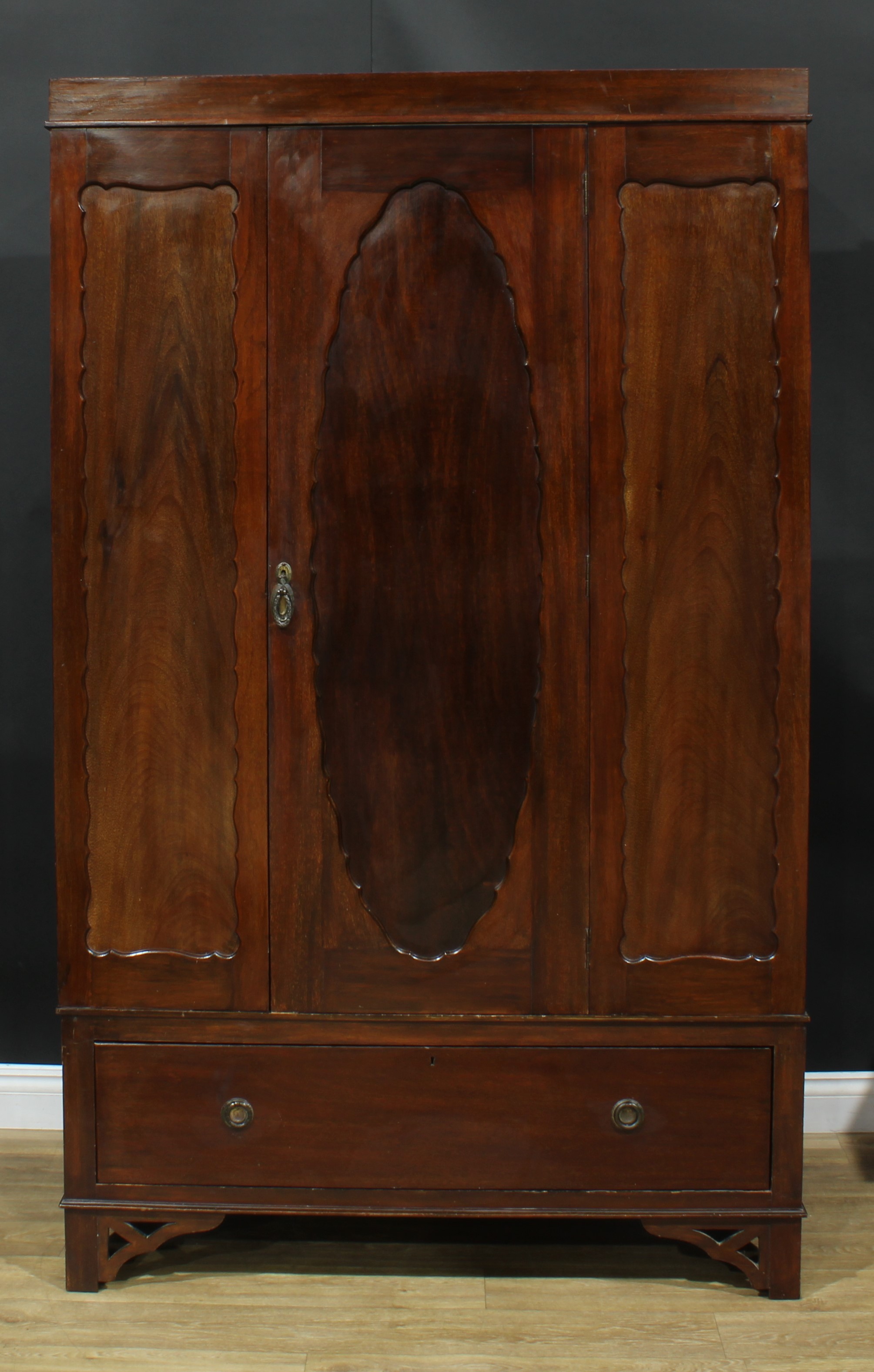 A mahogany bedroom suite, comprising wardrobe, 197cm high, 121cm wide, 46.5cm deep and dressing - Image 2 of 7