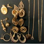 Jewellery- a pair of 9ct gold twisting earrings; others; 9ct gold oval locket; 9ct gold heart