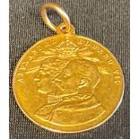 An Edward VII and Queen Alexandra 18ct gold commemorative Coronation 1902 coin/medallion, 6.5g