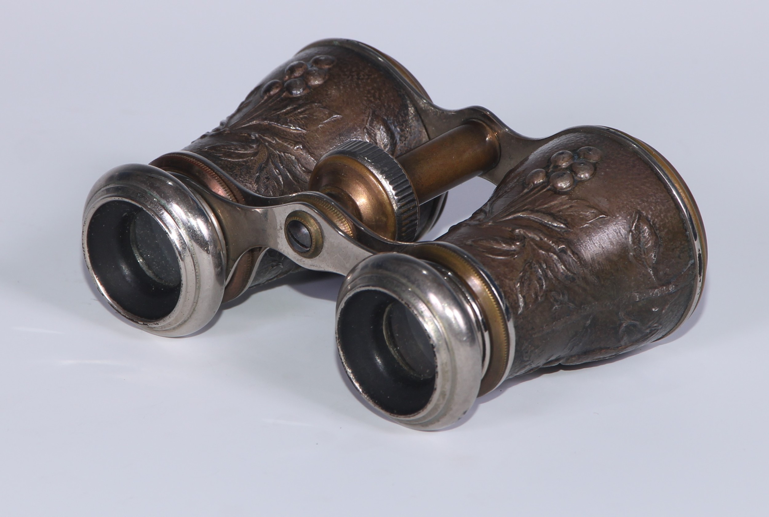 A pair of French Aesthetic Movement opera glasses, decorated in relief with birds on fruiting - Image 6 of 7