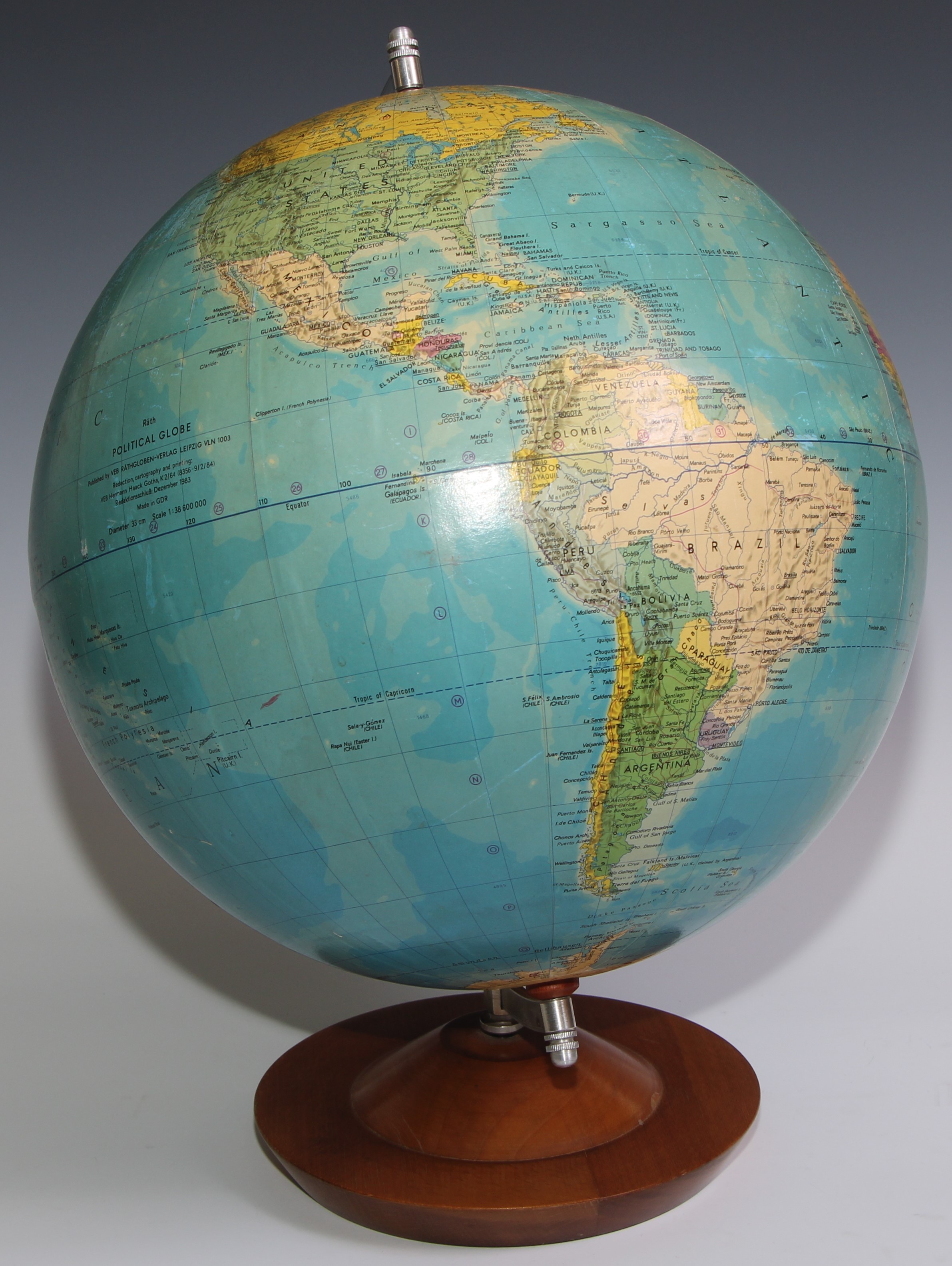 A terrestrial globe, Rath Political Globe, published by VEB Rathgloben-Verlag, Leipzig, aluminium - Image 2 of 3