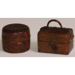 An early 20th century leather novelty travelling inkwell, as a doctor's Gladstone bag, 4.5cm long;