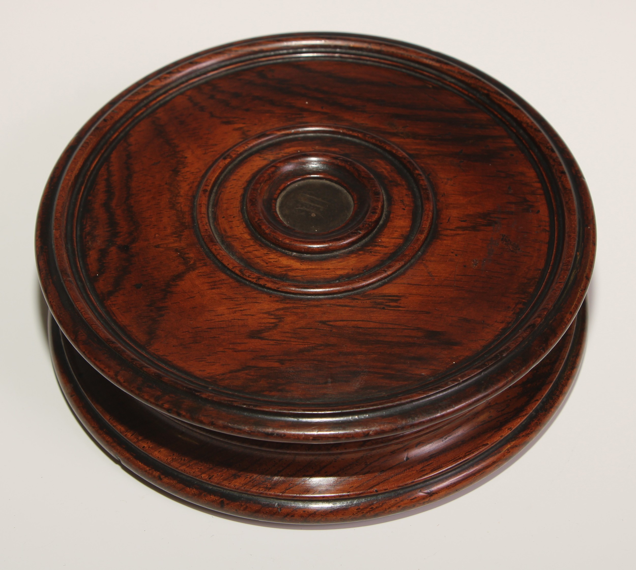 A large George IV draught turned oak snuff box, push-fitting cover centred by a roundel, 15.5cm - Image 2 of 3