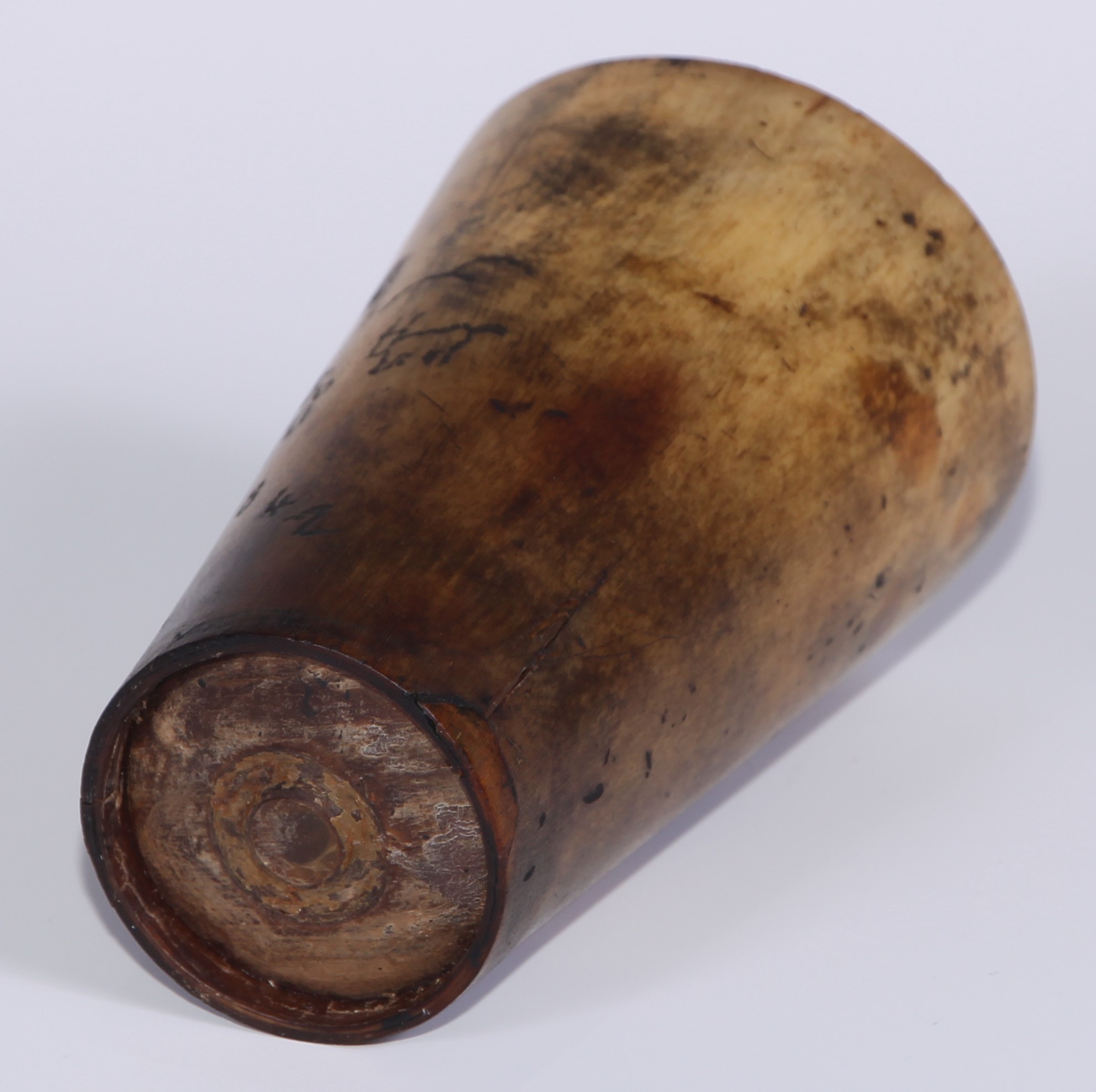 A 19th century tapered cylindrical cattle horn beaker, sgrafitto scrimshaw engraved with sun, rainn, - Image 5 of 5