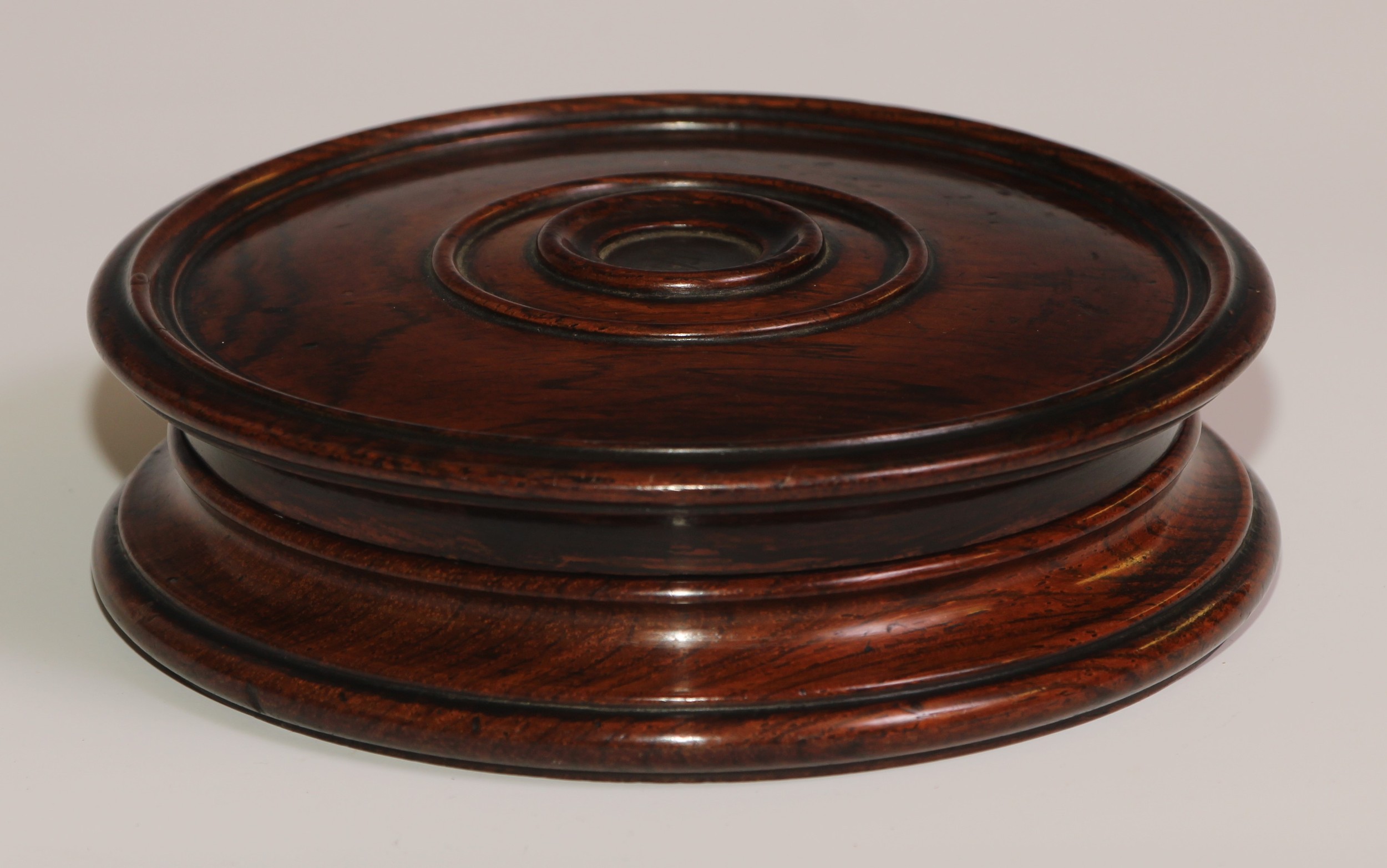 A large George IV draught turned oak snuff box, push-fitting cover centred by a roundel, 15.5cm