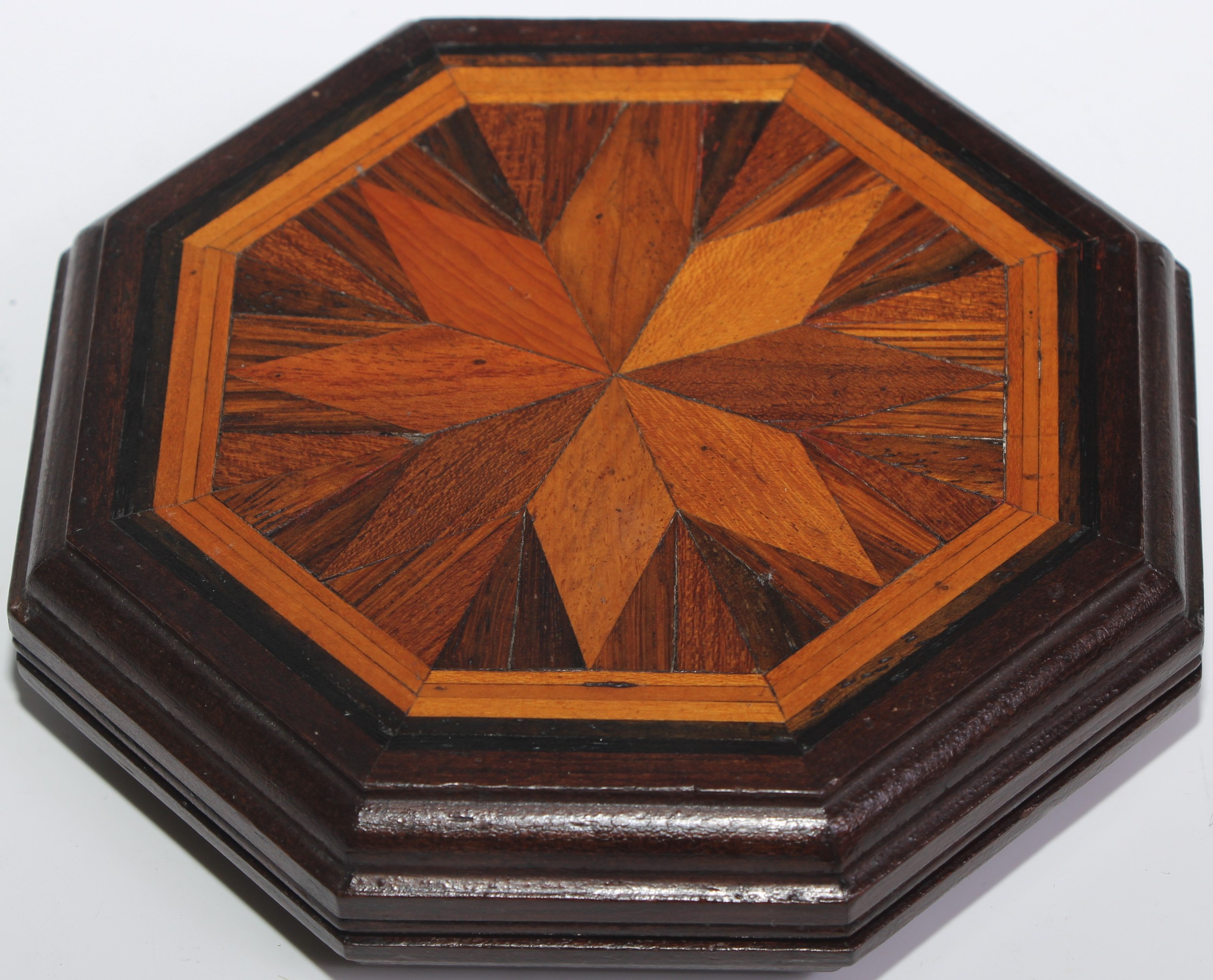 A specimen timber sample, inlaid with a geometric field of cedar, carob, mulberry, oak, acacia, - Bild 2 aus 3