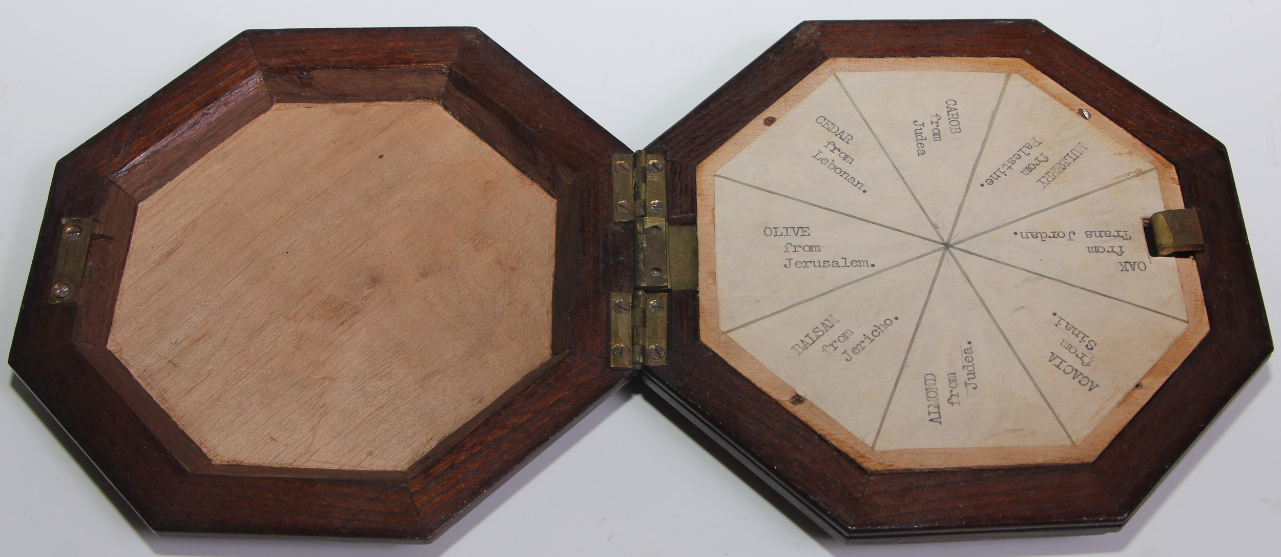 A specimen timber sample, inlaid with a geometric field of cedar, carob, mulberry, oak, acacia, - Bild 3 aus 3