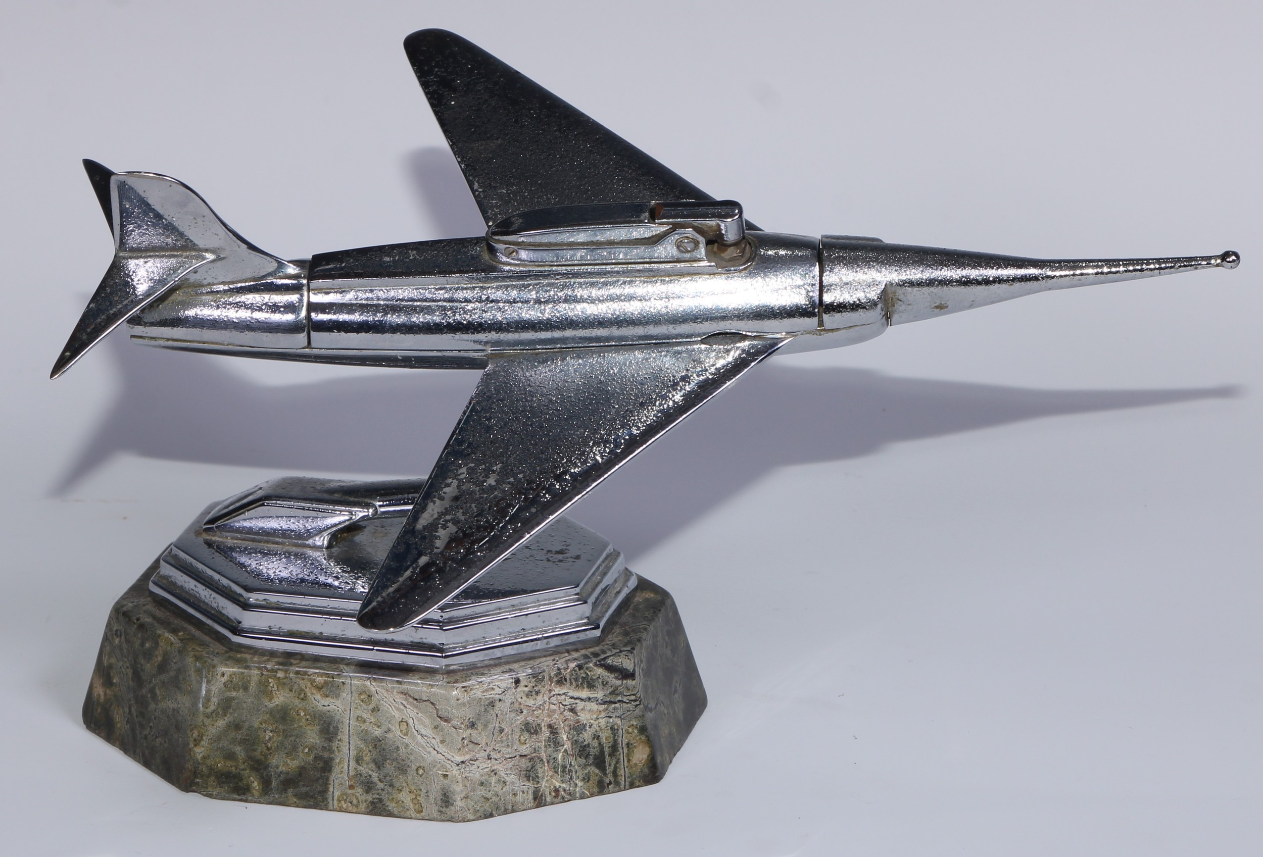 A mid-20th century chrome table lighter, as a fighter jet, marble base, 24cm long; an Art Deco style - Image 4 of 11