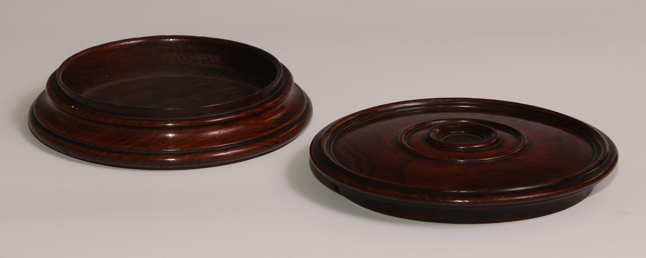 A large George IV draught turned oak snuff box, push-fitting cover centred by a roundel, 15.5cm - Image 3 of 3