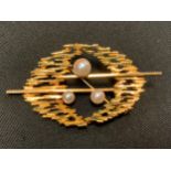 A modernist 1960s simulated pearl set textured oval shaped brooch, import marks, London 1967, 5.7g