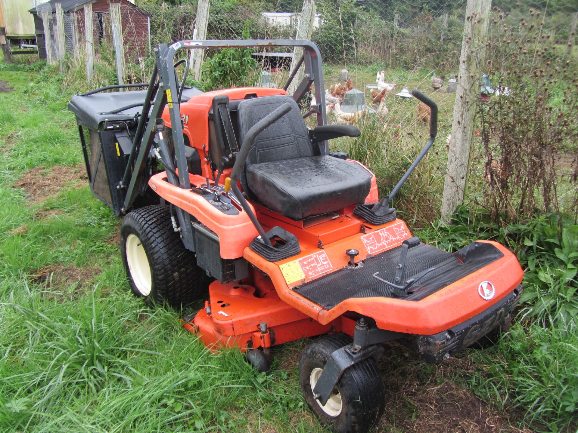 Kubota GZD 21 Glide Cut & Turn Mower with high tip collector 4269 hours - Image 2 of 3