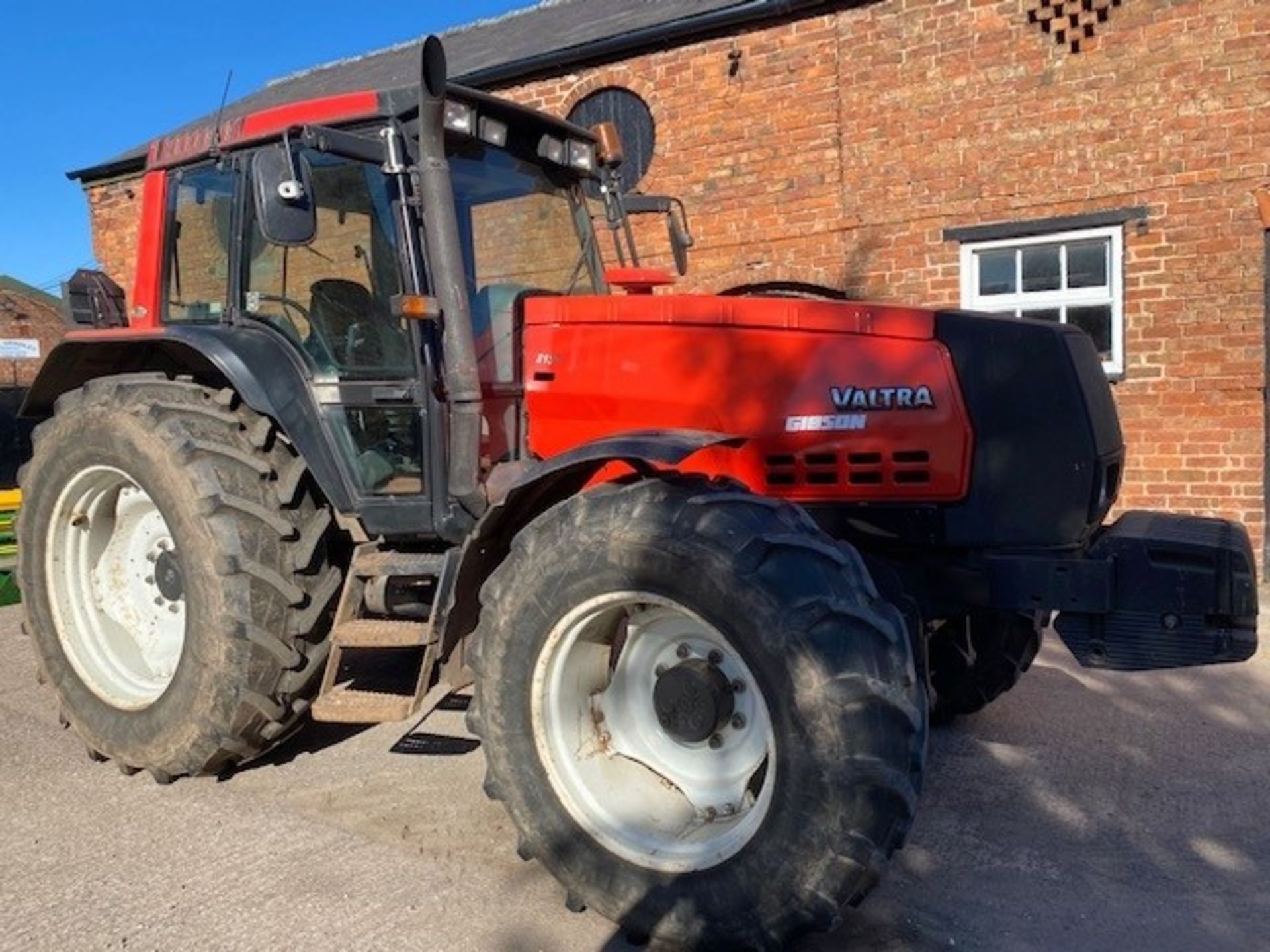 2000 Valtra 8150 Tractor V935 EFR (5438 hours) - Image 4 of 5