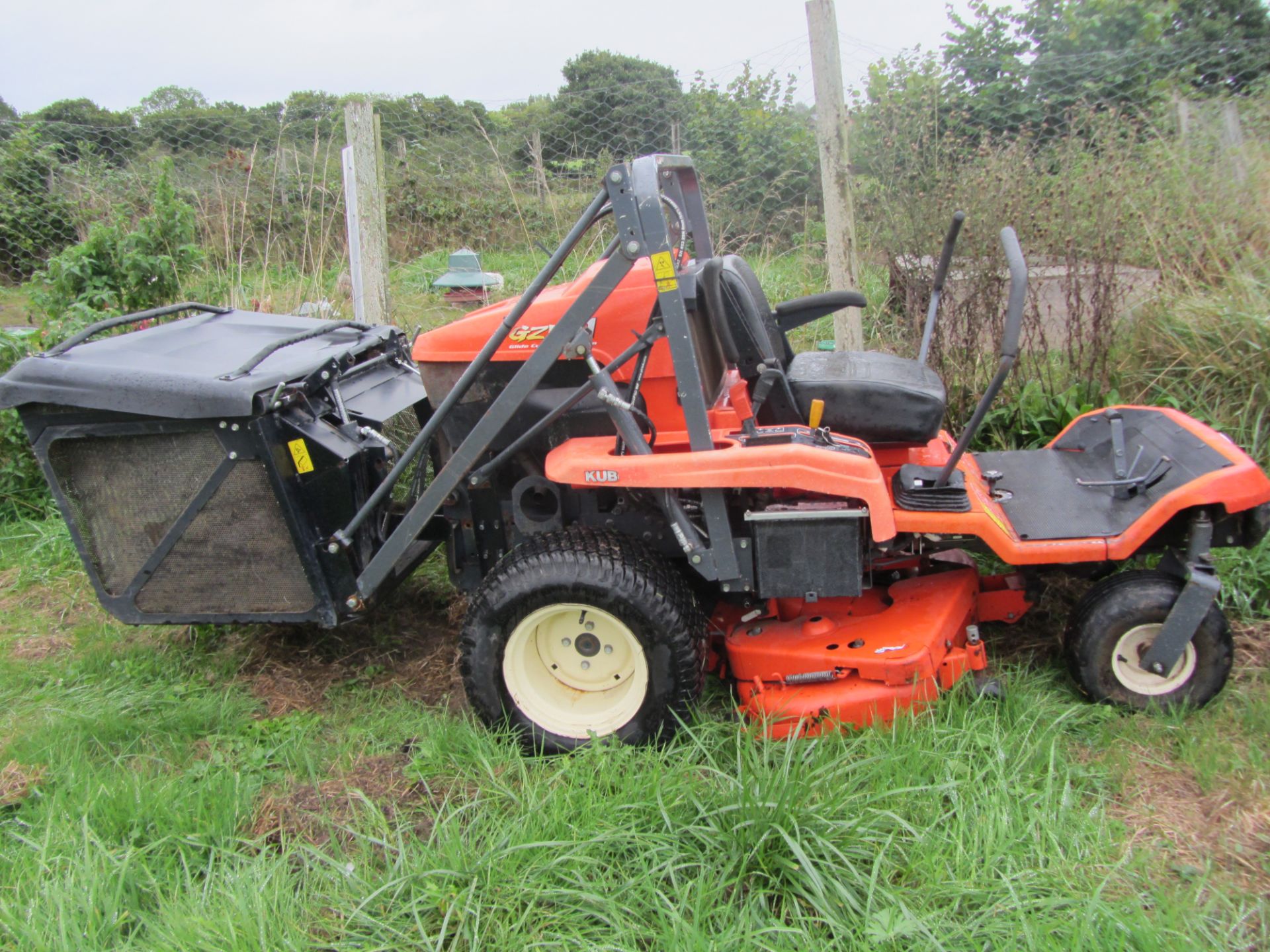 Kubota GZD 21 Glide Cut & Turn Mower with high tip collector 4269 hours