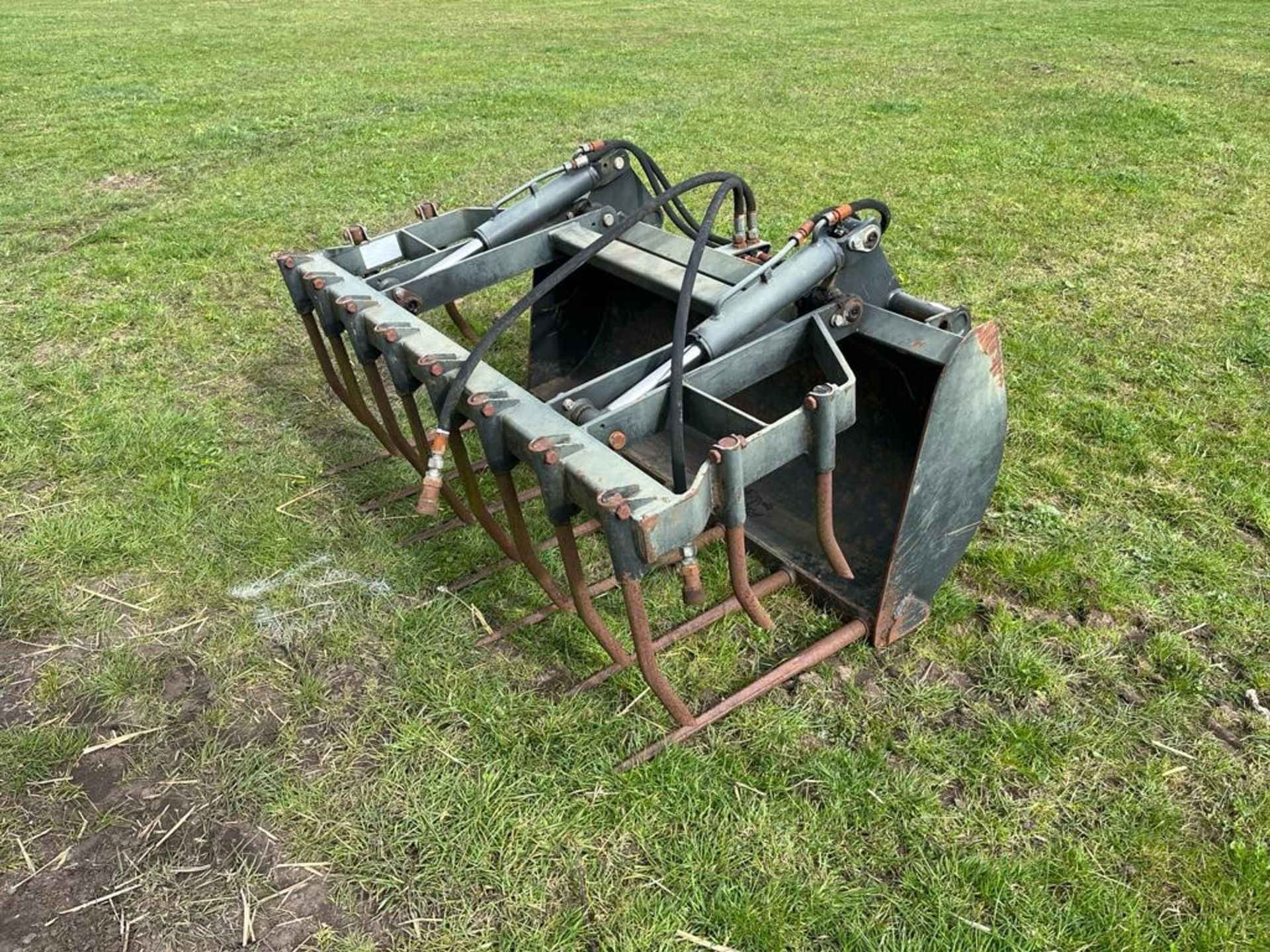 2002 4ft MX Muck Grab, MX Brackets - Image 2 of 3