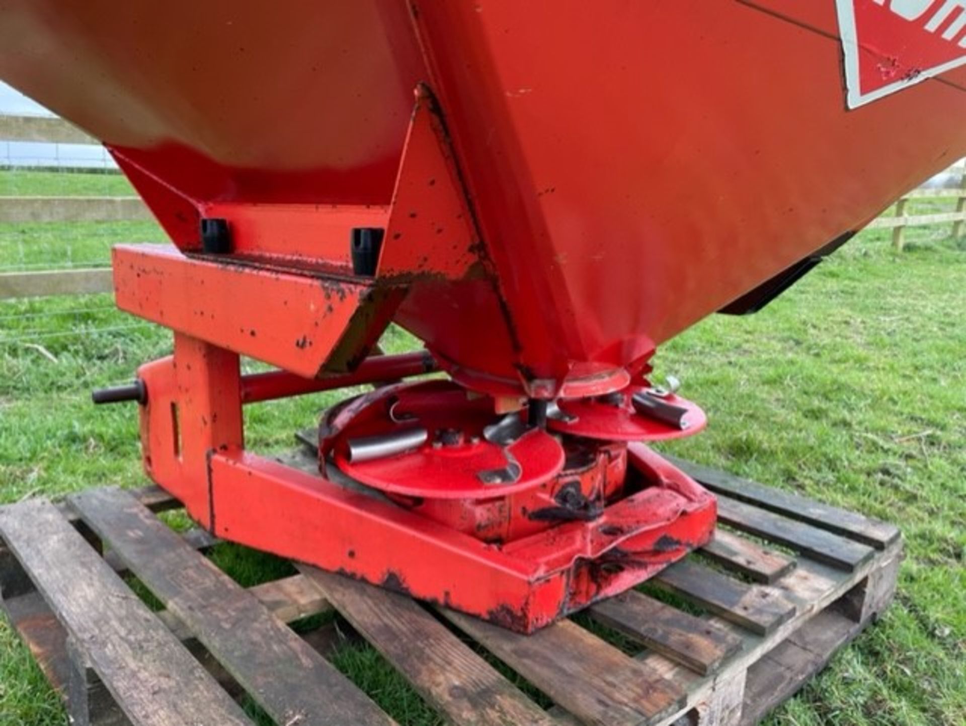 Kuhn 600 Fertiliser Spreader - Image 5 of 6