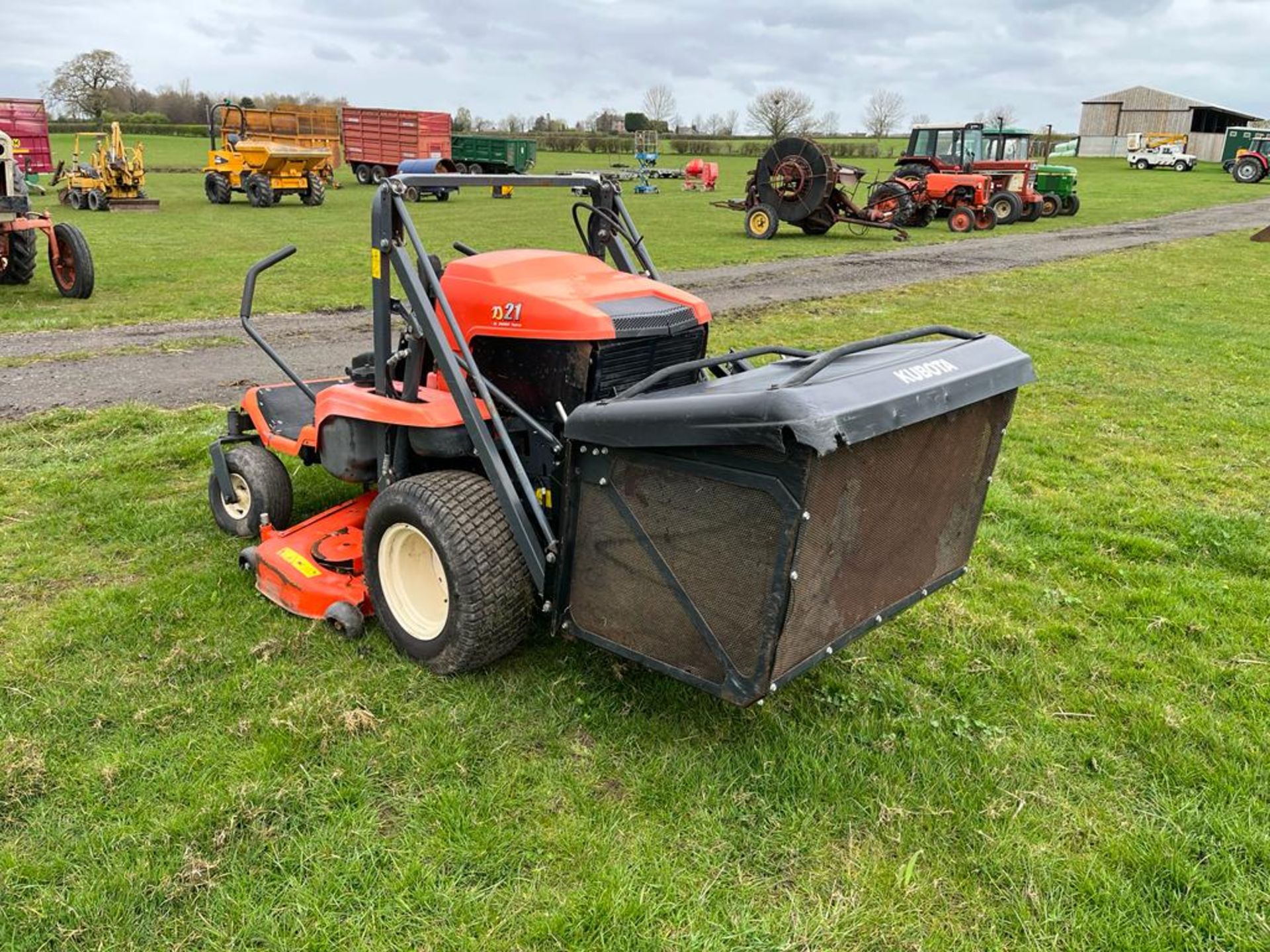 Kubota GZD 21 Glide Cut & Turn Mower with high tip collector 4269 hours - Image 3 of 3
