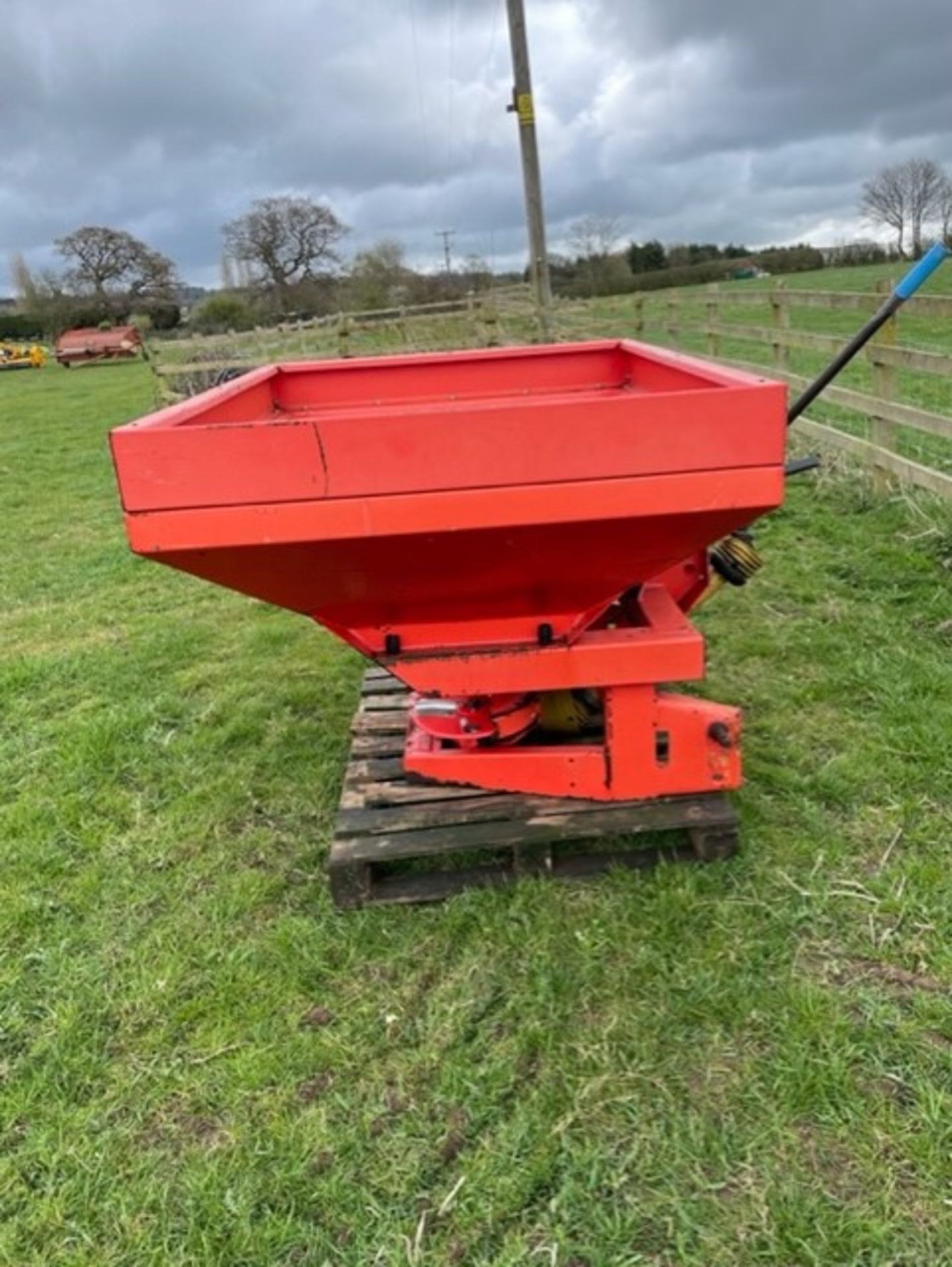 Kuhn 600 Fertiliser Spreader - Image 4 of 6