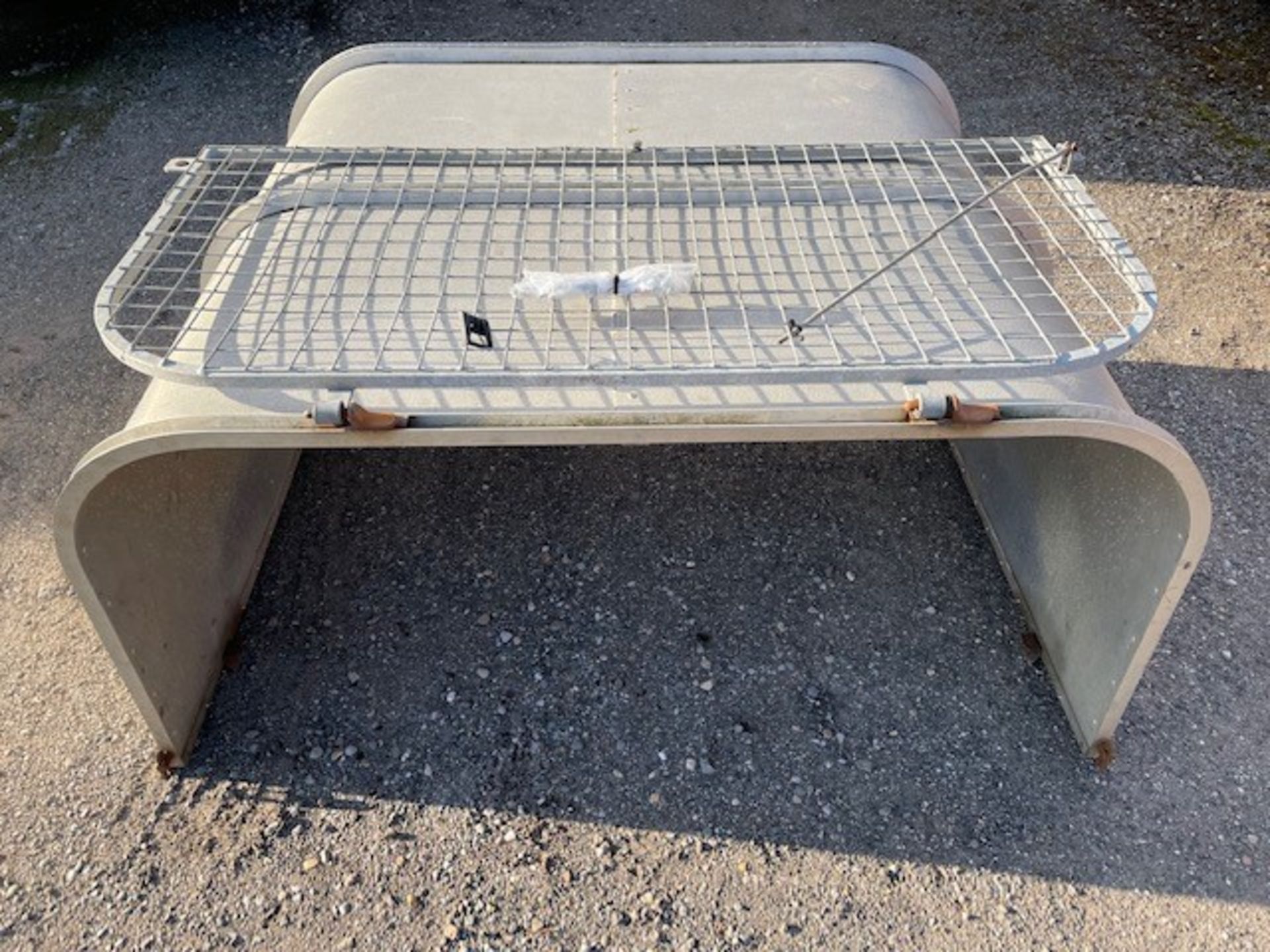 Ifor Williams 90 Pickup Back with mesh top & fittings - Image 2 of 3