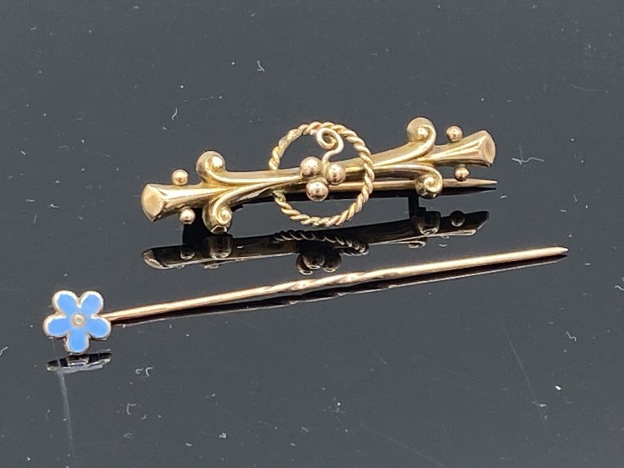 9ct gold brooch 1.7g and a enamelled cornflower gold tie pin - Image 2 of 2