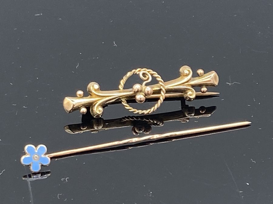 9ct gold brooch 1.7g and a enamelled cornflower gold tie pin