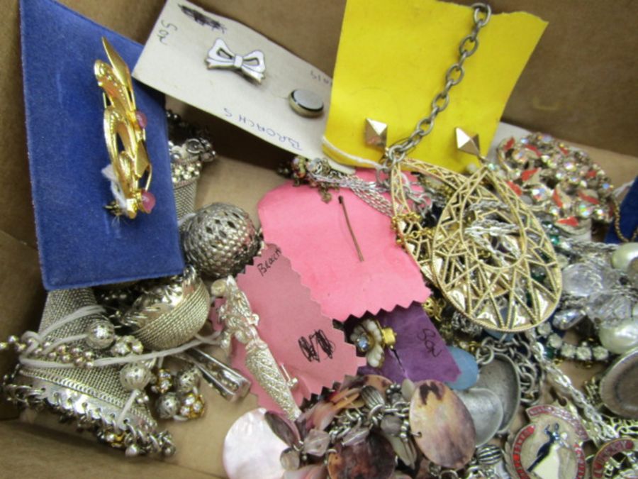 A box of costume jewellery - Image 3 of 3