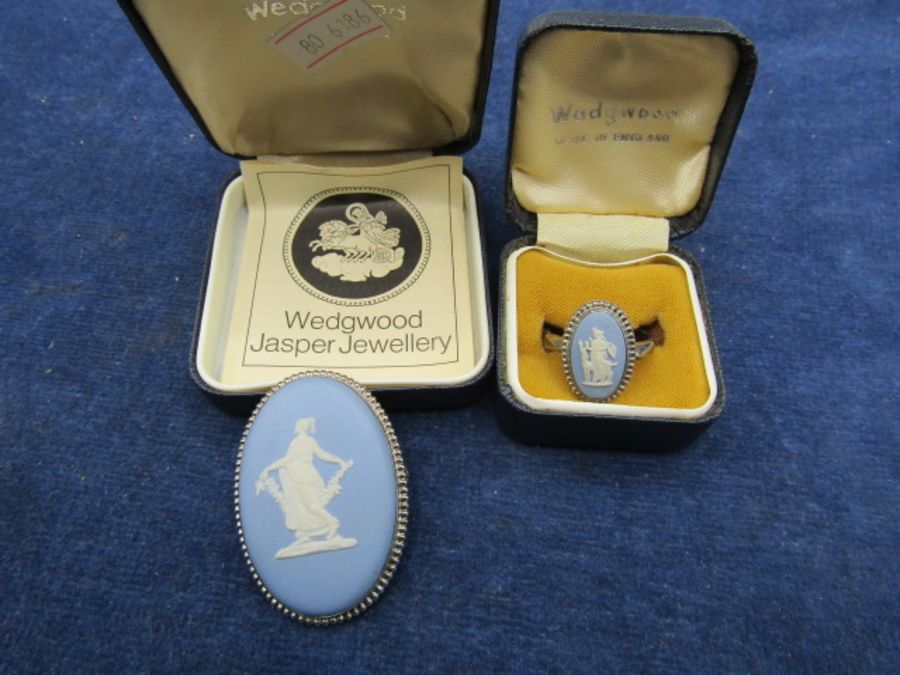 Wedgwood jasperware silver ring and a brooch - Image 2 of 2