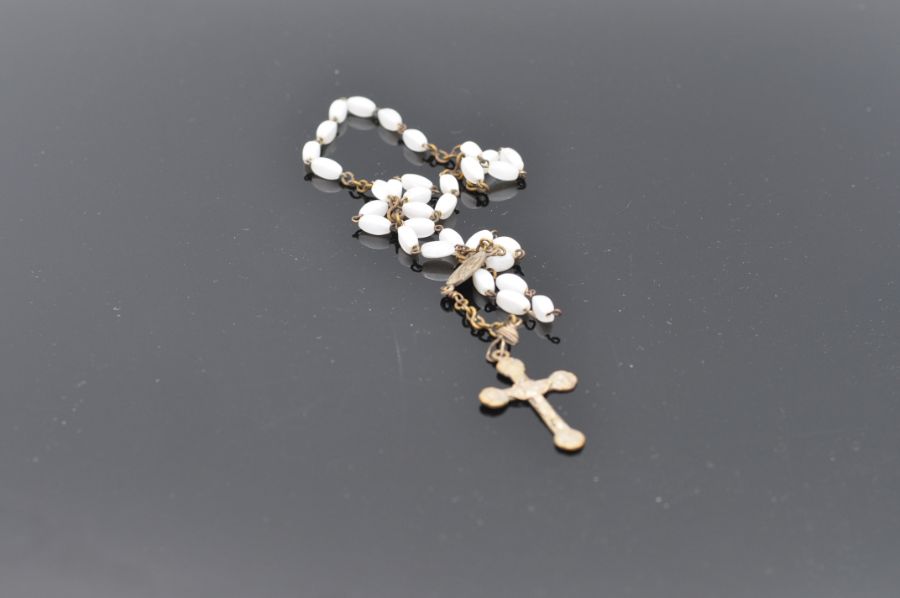 9ct gold crucifix 0.8g and rosary beads with white metal crucifix