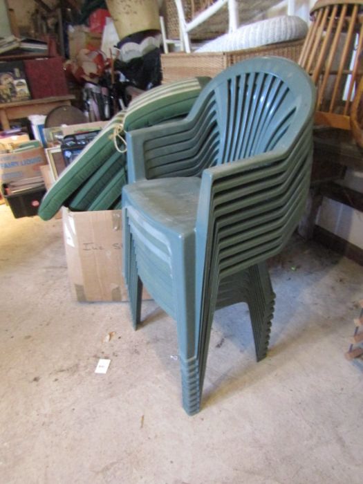 10 plastic garden chairs and box of seat pads - Bild 2 aus 3