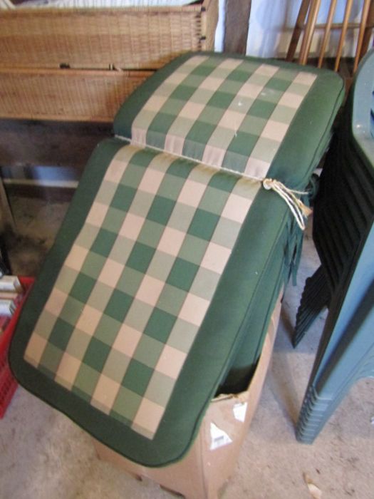 10 plastic garden chairs and box of seat pads - Bild 3 aus 3